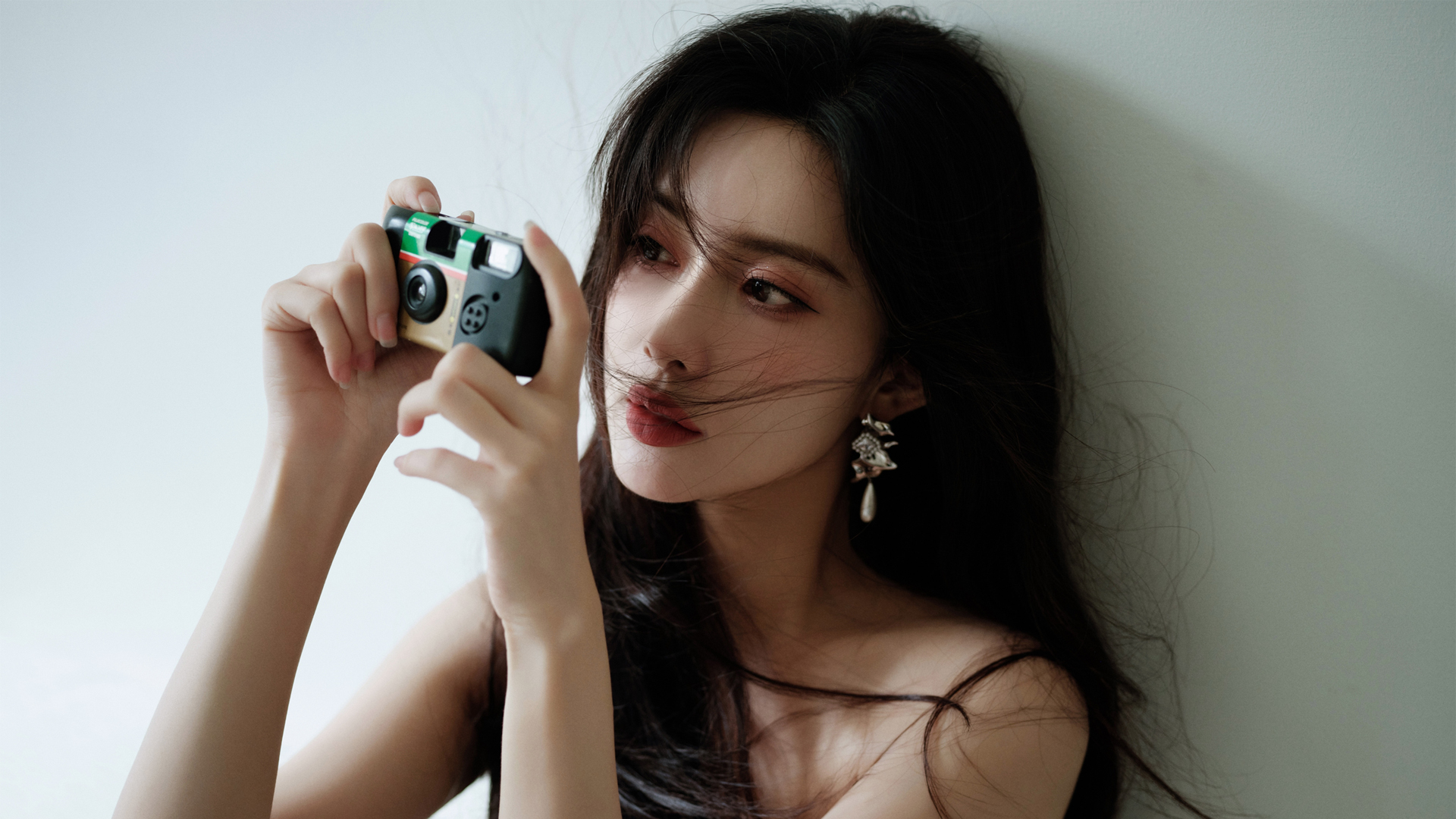 孟子义相机美女壁纸，高清免费电脑壁纸下载