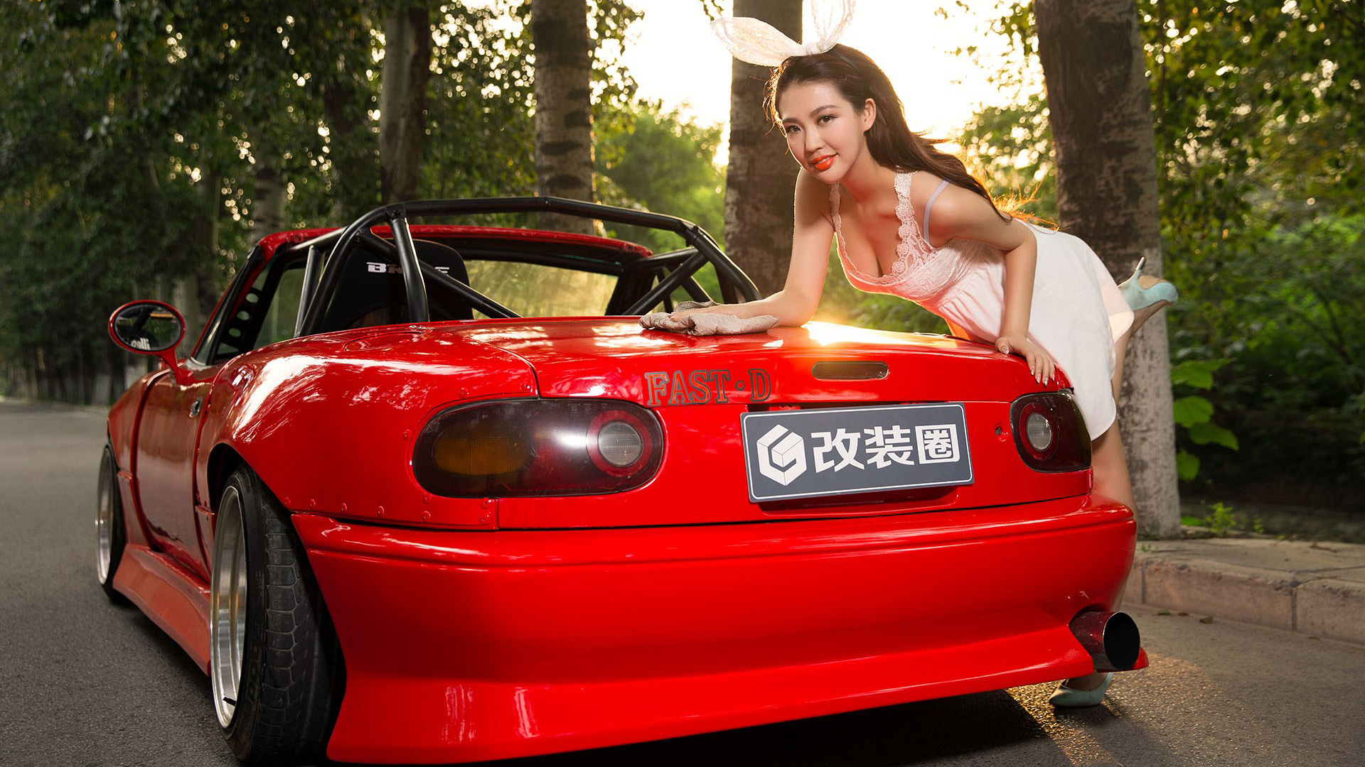 可爱兔女郎与敞篷跑车，精选美女桌面壁纸，免费下载！