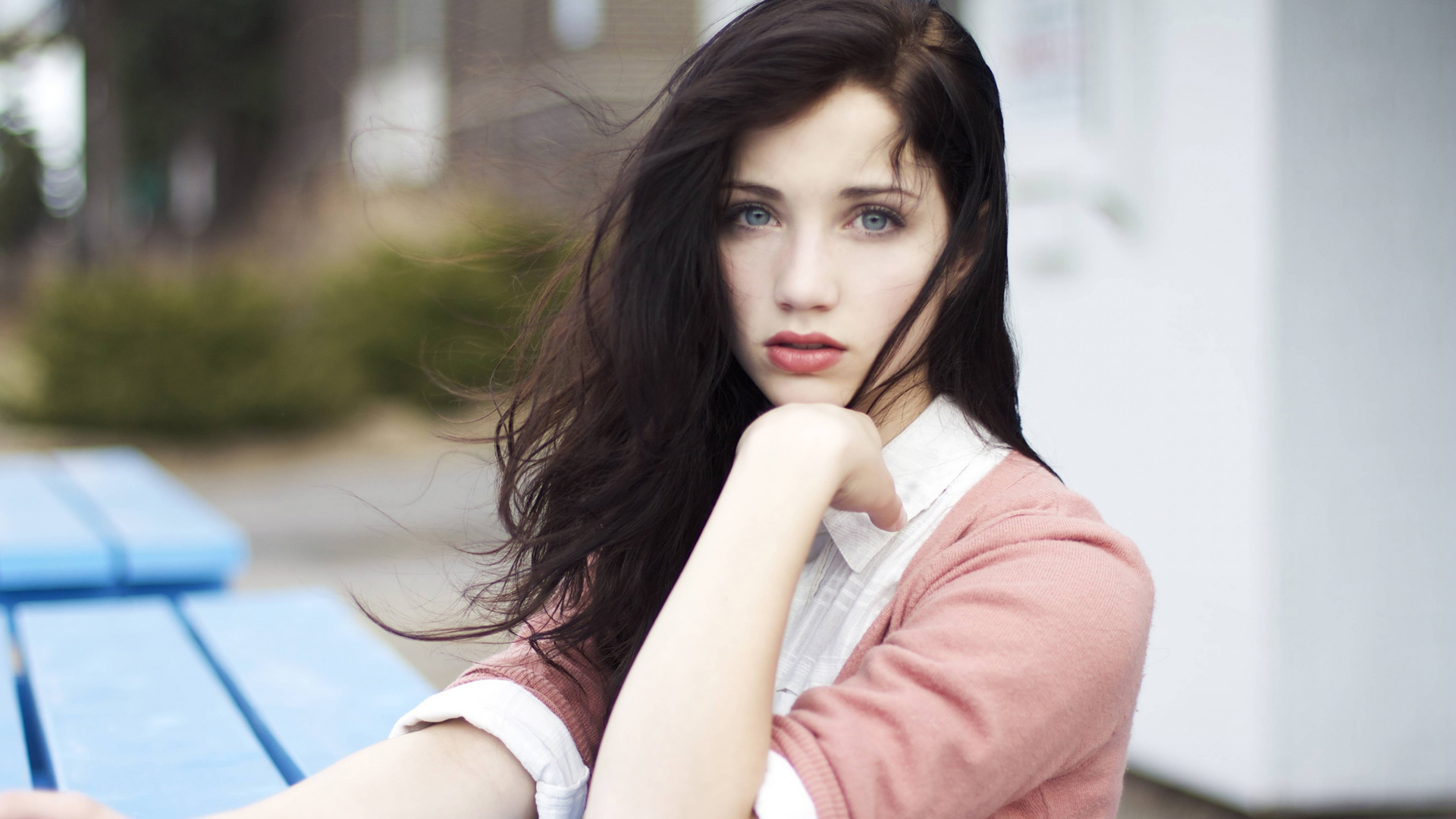 Emily Rudd高清美女桌面壁纸，免费电脑壁纸一键下载