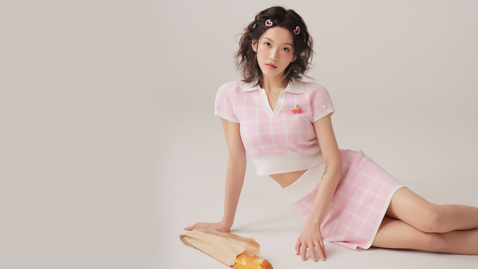 粉色包臀裙美女壁纸大赏，免费高清电脑壁纸下载