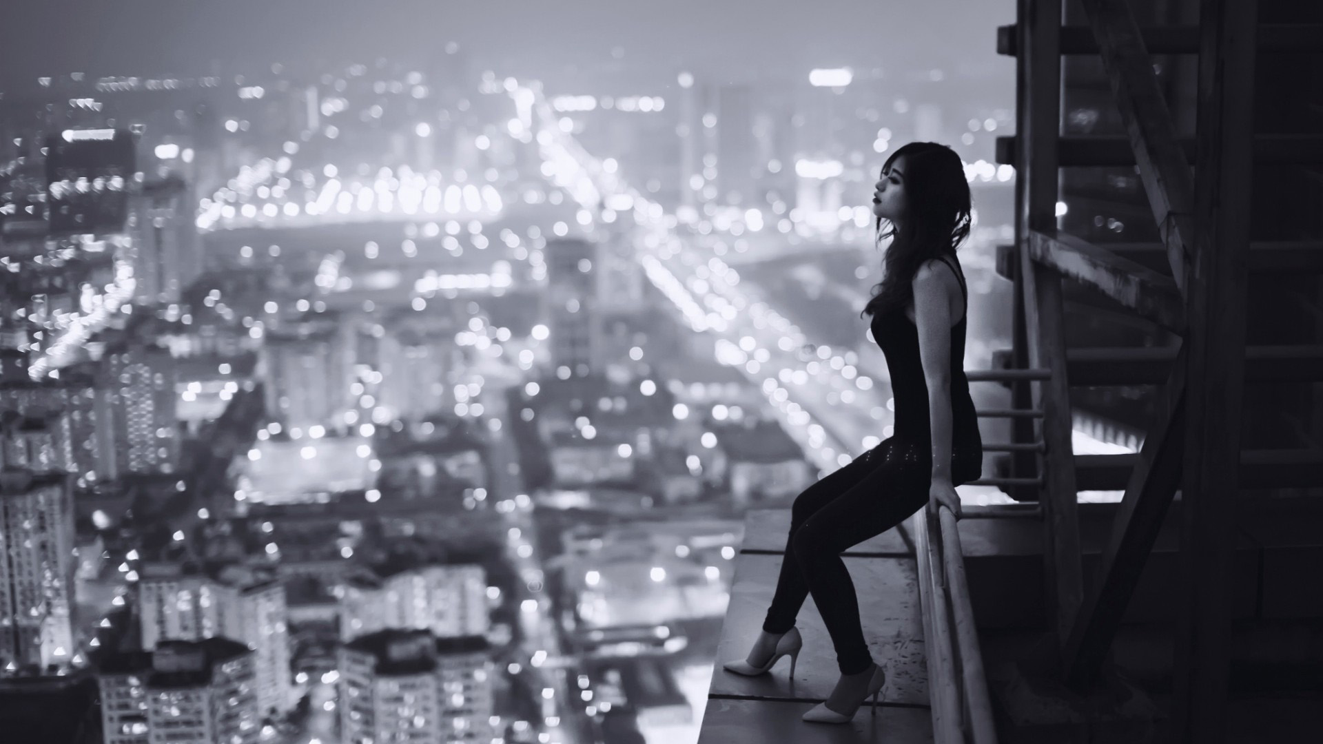 孤独之夜，思念女孩倚栏，城市灯光映非主流壁纸之美