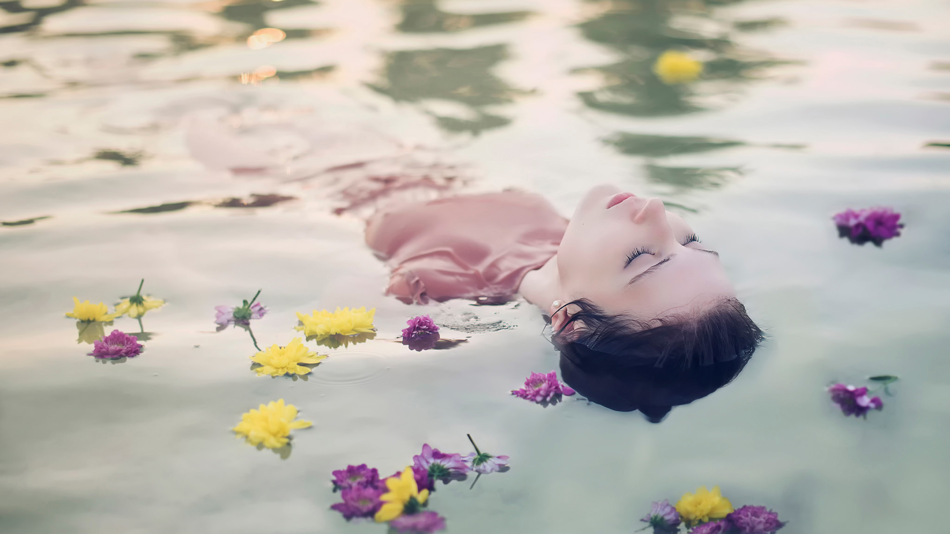 鲜花绽放，水中美女倩影，唯美桌面壁纸免费下载