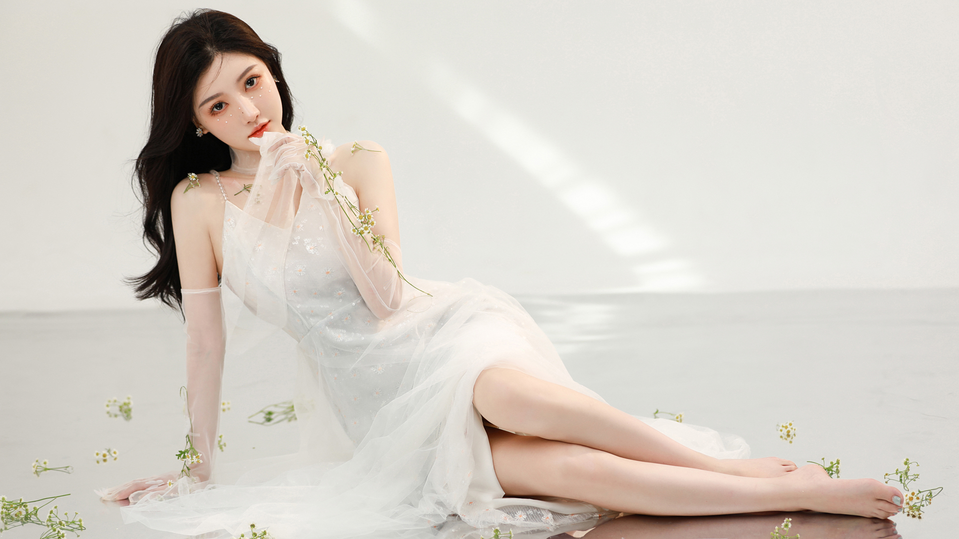 室内居家美女高清壁纸，白色裙子展现养眼美腿，免费下载精选皱菊花美女电脑壁纸