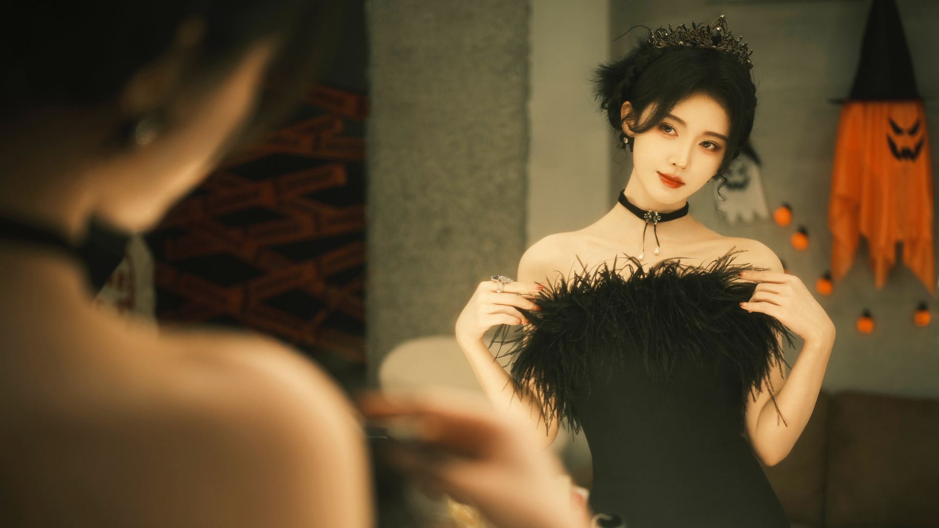 鞠婧祎黑色礼服裙镜前倩影，高清美女壁纸，免费电脑下载