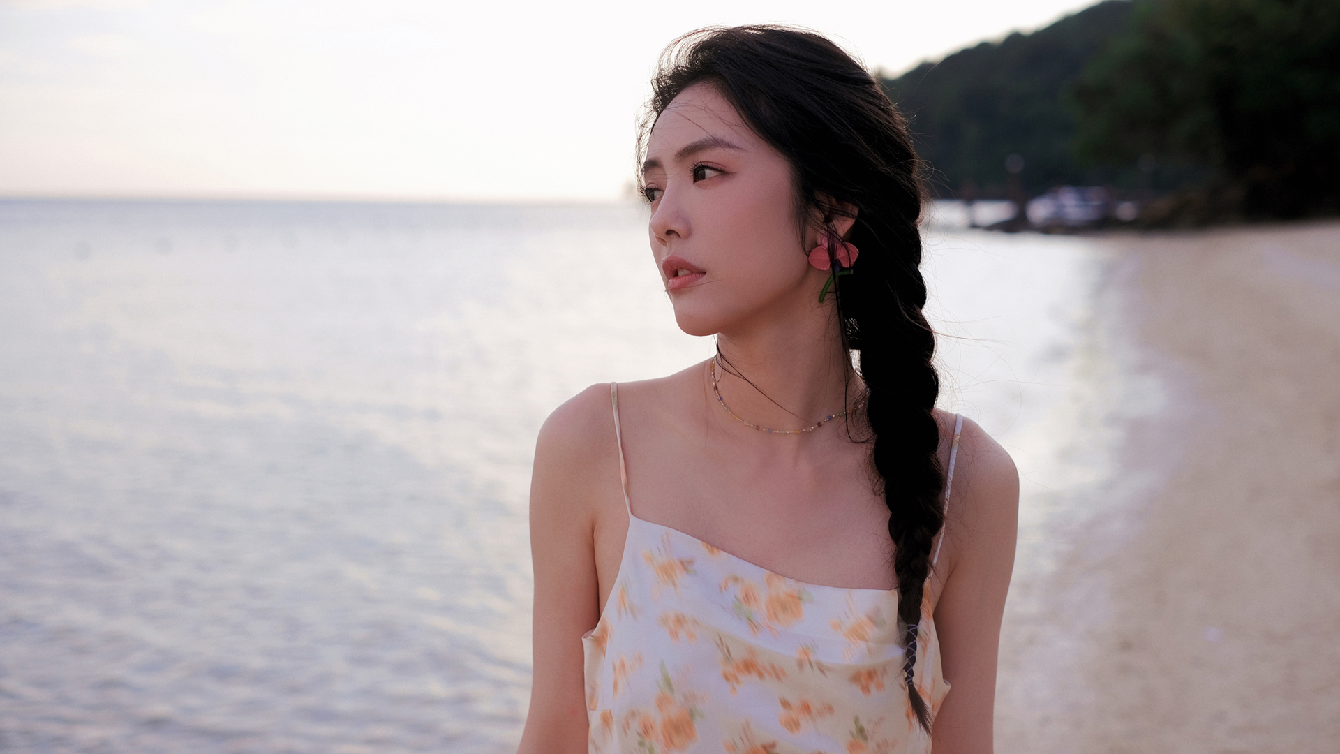 海边美女蔡文静高清壁纸，免费电脑桌面美图下载