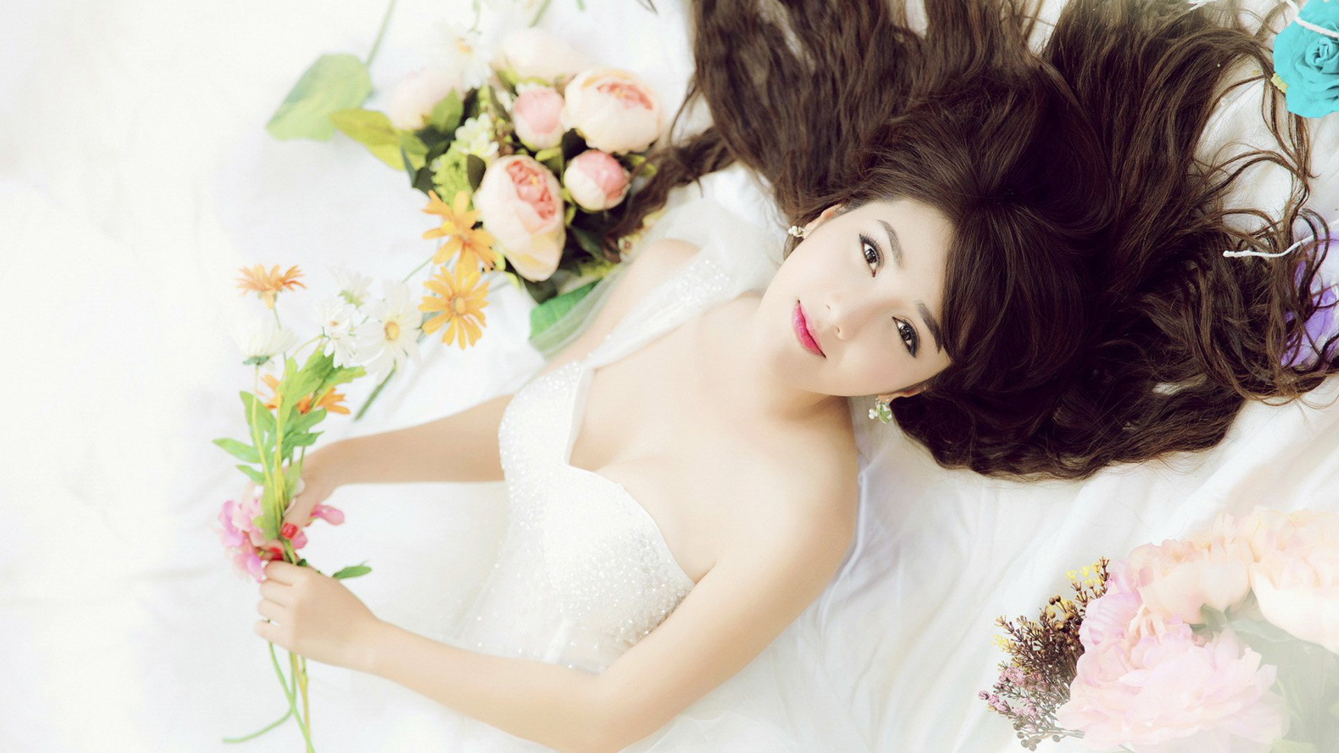 洁白婚纱美女鲜花壁纸，免费高清电脑壁纸下载