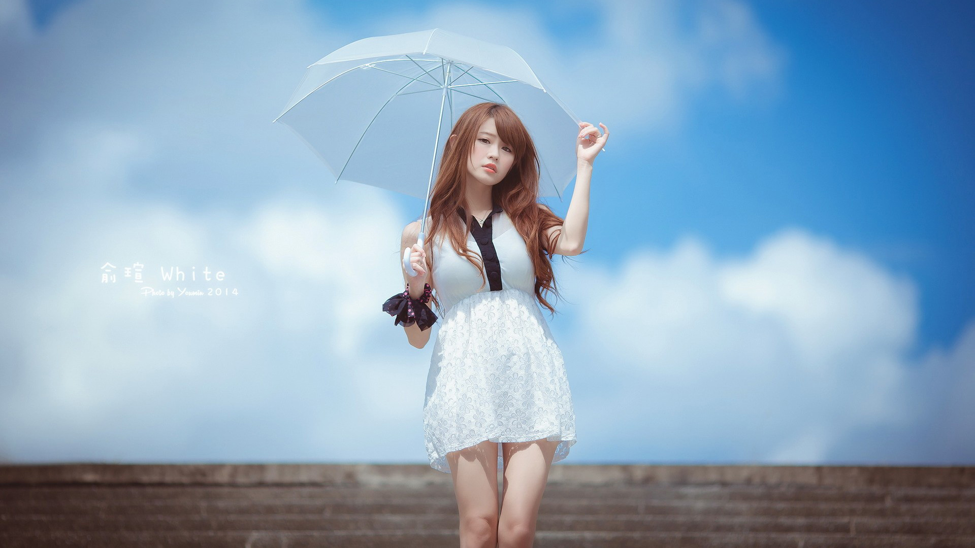 美女撑伞赏云，唯美天空桌面壁纸免费下载