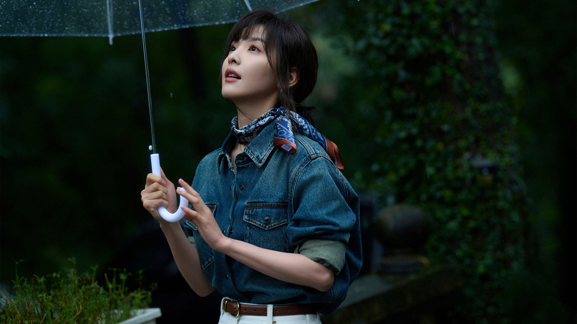 章若楠牛仔衣撑伞美女高清壁纸，免费电脑壁纸下载