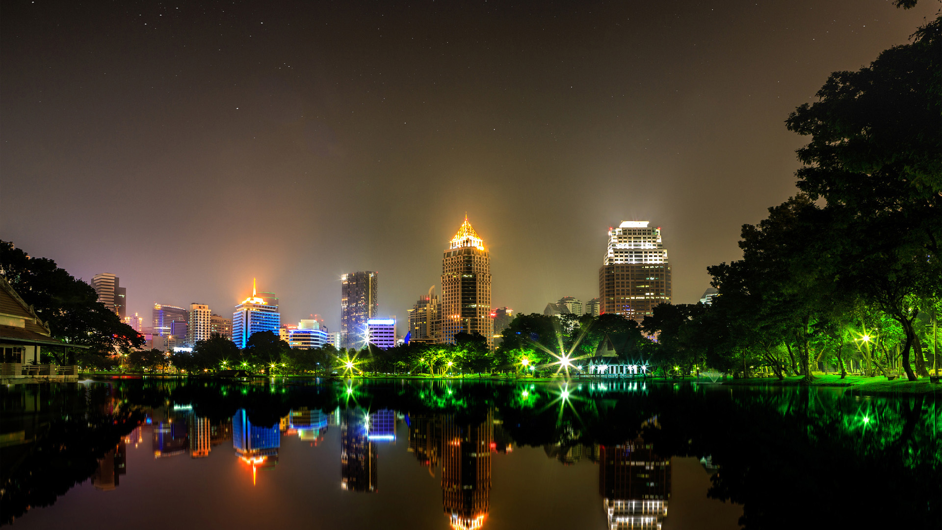 曼谷夜景，璀璨灯光映池塘，绝美风景壁纸免费下载