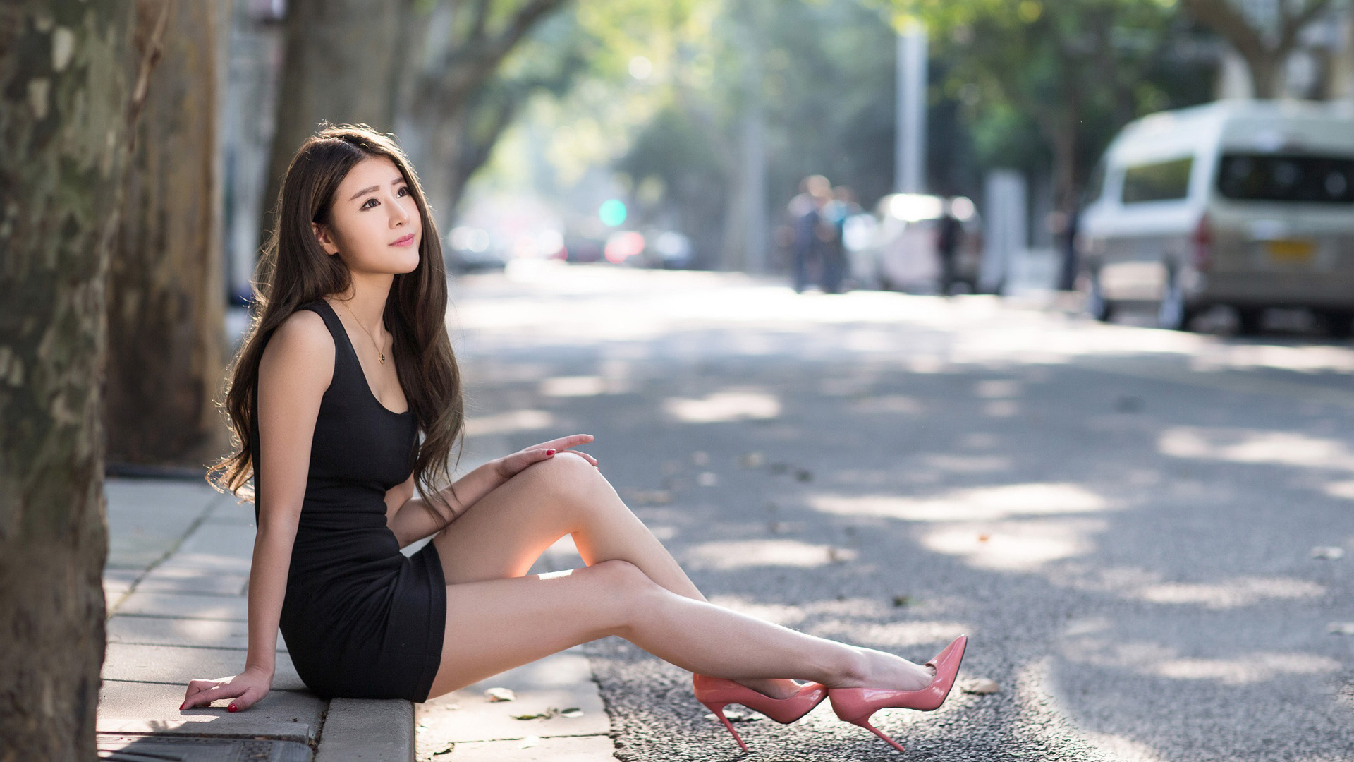 街头美女，卷发，黑色连衣裙，高跟美腿，养眼气质美女壁纸