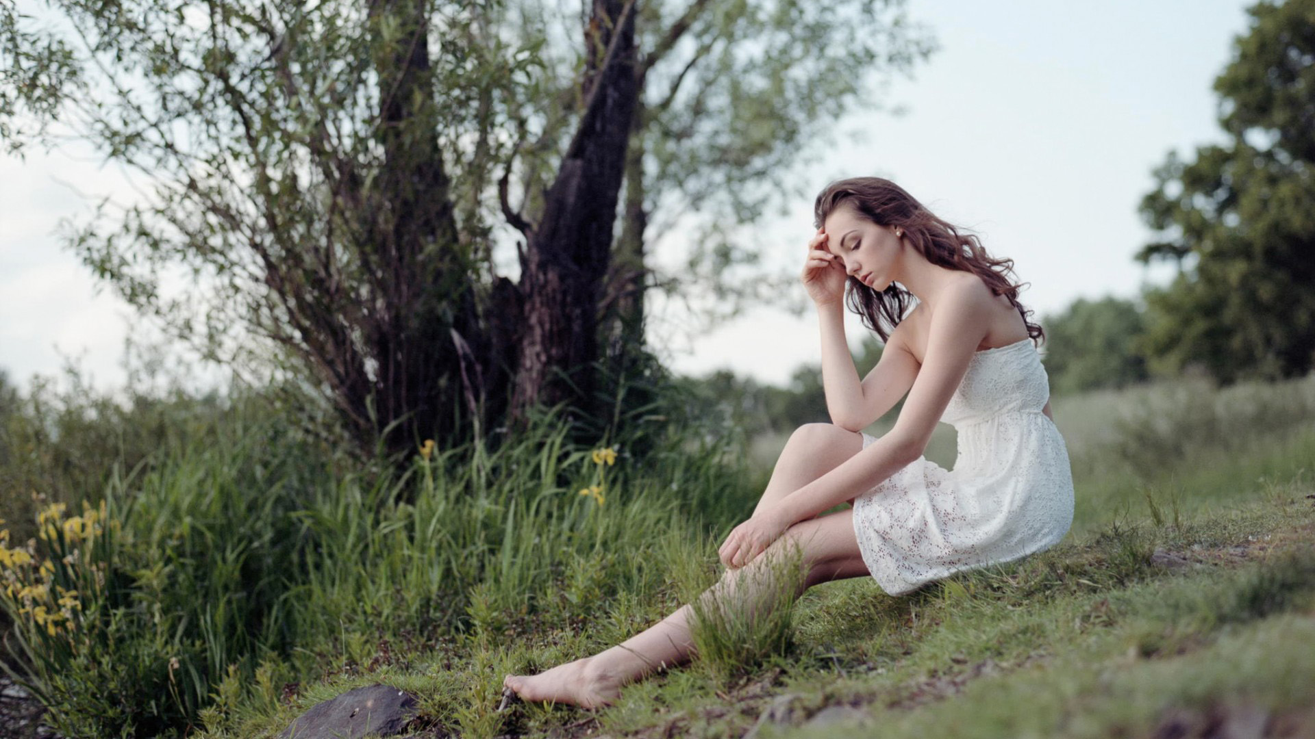 美女心情写真，洁白皮肤与白色小裙子的优雅融合，免费下载风景桌面壁纸
