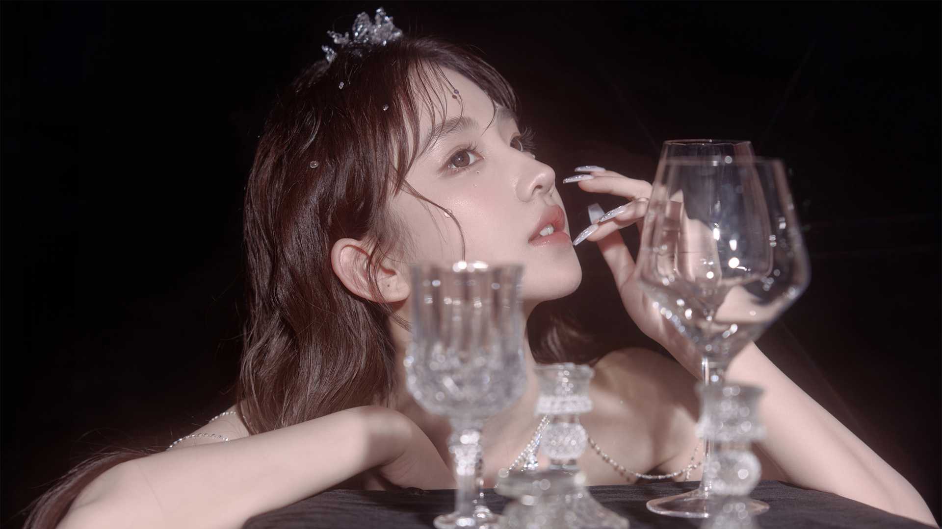 黄玉瑶美女玻璃杯高清壁纸，免费电脑壁纸下载
