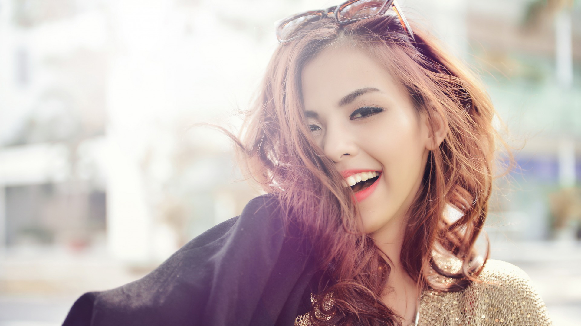 美女壁纸大放送，女孩笑容洋溢，活力四溢，心情美美哒！免费下载电脑壁纸！