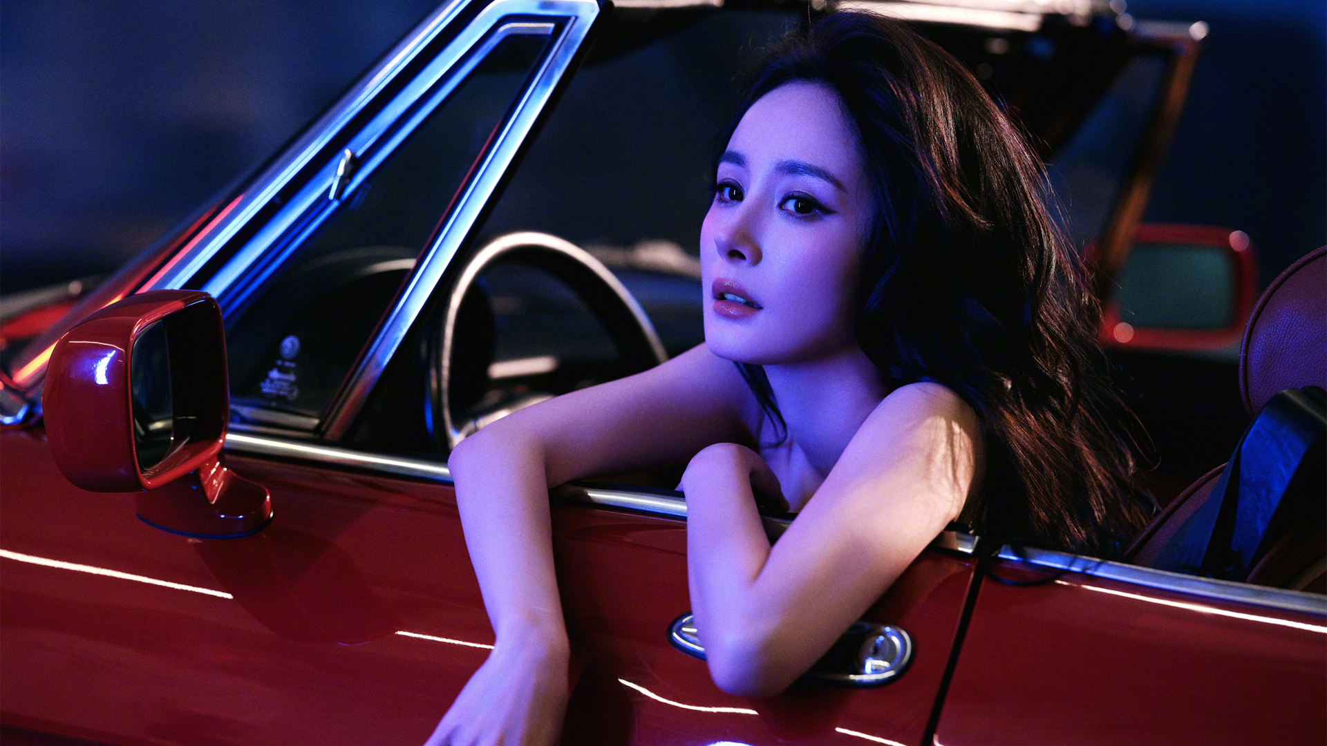 杨幂红色汽车2K超清电脑壁纸免费下载