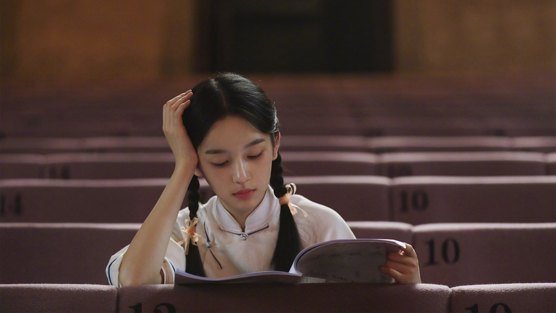 周也美图精选，优雅坐姿壁纸，高清美女电脑壁纸免费下载