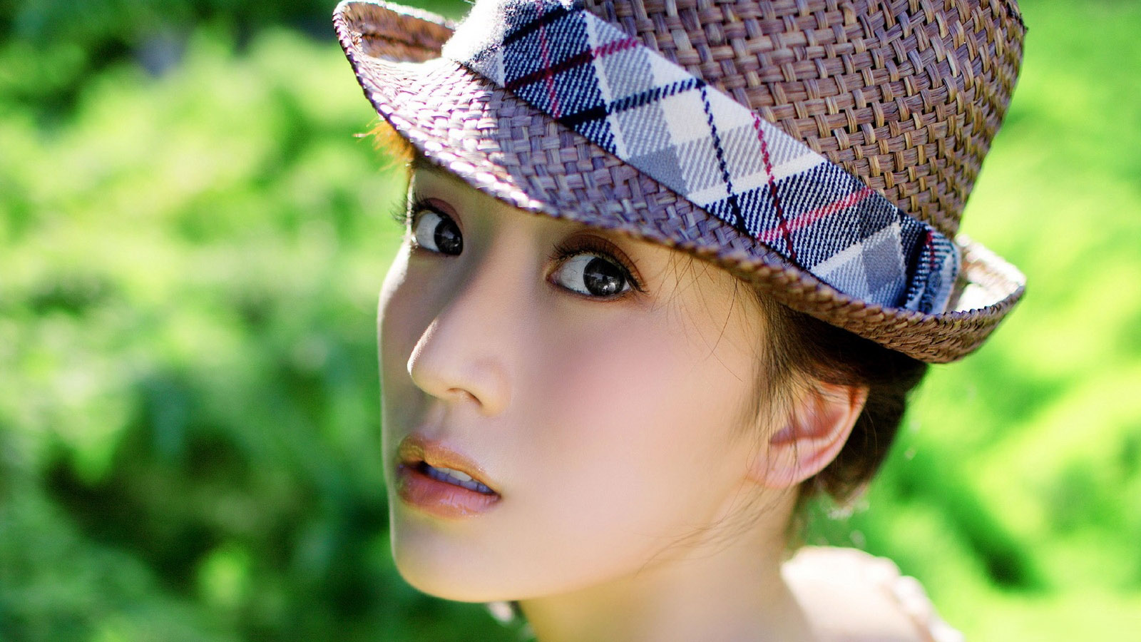清新美女桌面背景图片，免费电脑壁纸下载大放送