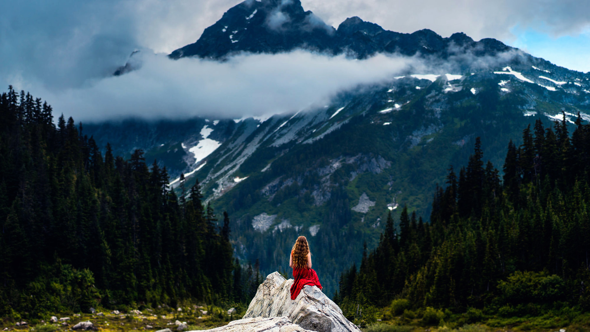 听山之声，赏女人红裙倩影，山石自然风景壁纸，唯美免费下载