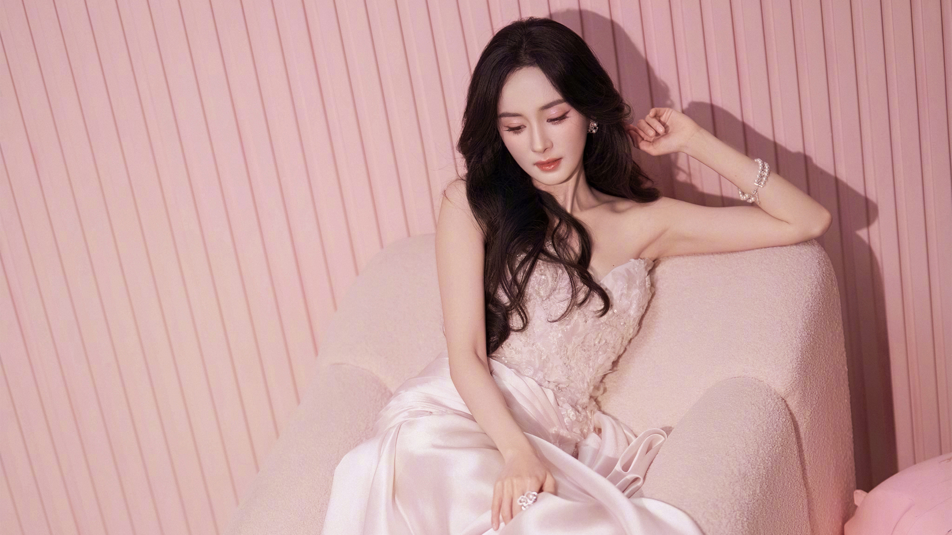 杨幂粉色裙装惊艳亮相，高清养眼美女壁纸免费电脑下载