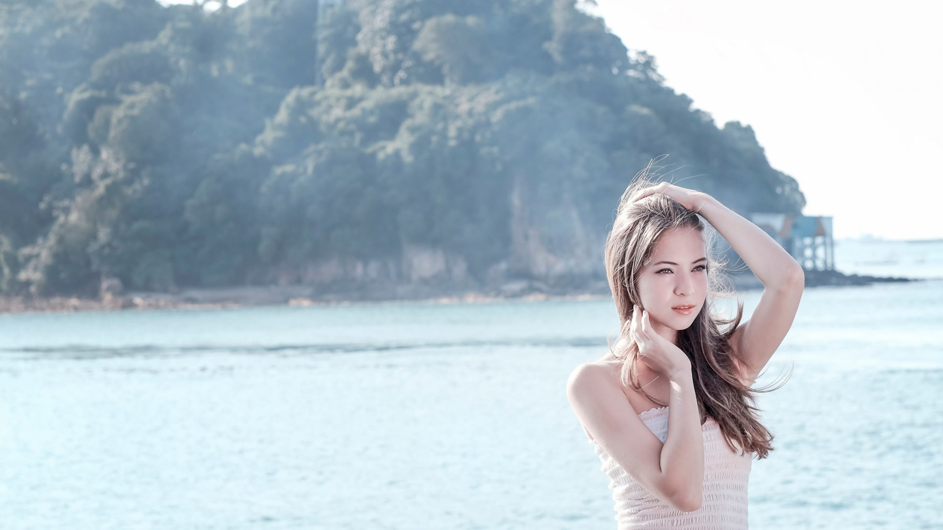 漂亮女孩，海边风景，长头发，美丽的眼睛，姿势，美女桌面壁纸
