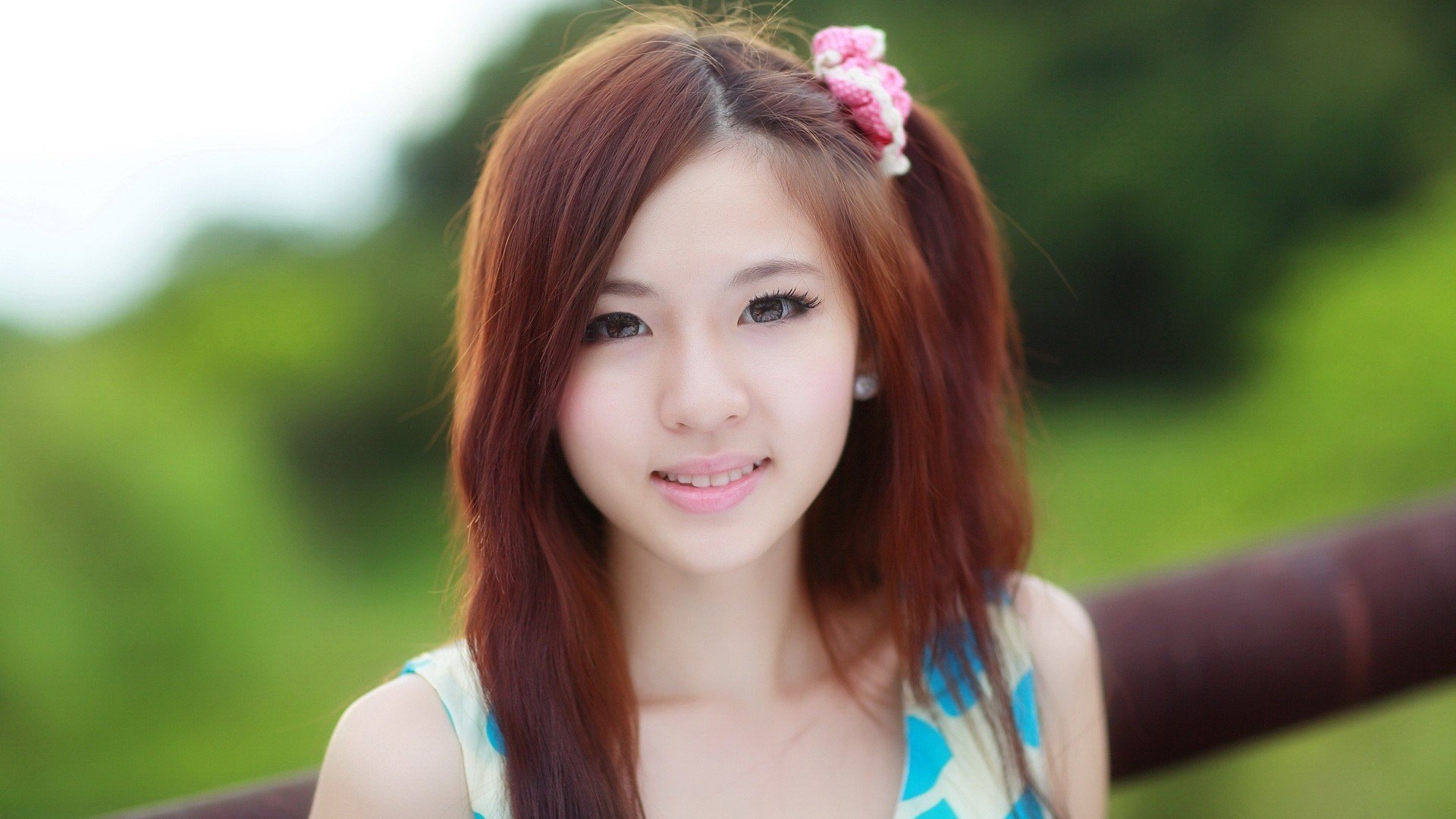 可爱清纯女孩微笑桌面壁纸