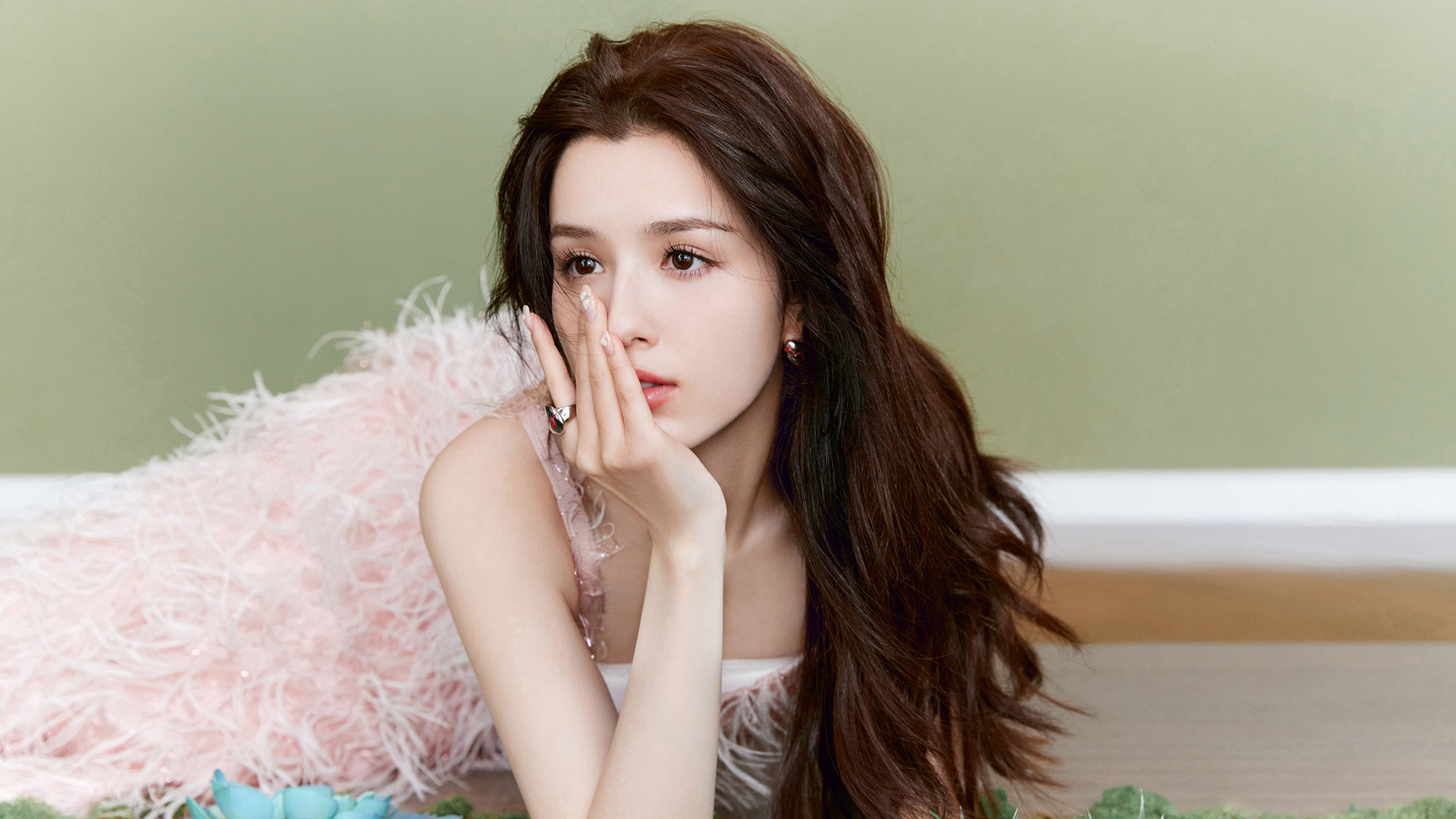 手托下巴 美女 哈尼克孜 桌面 高清 壁纸