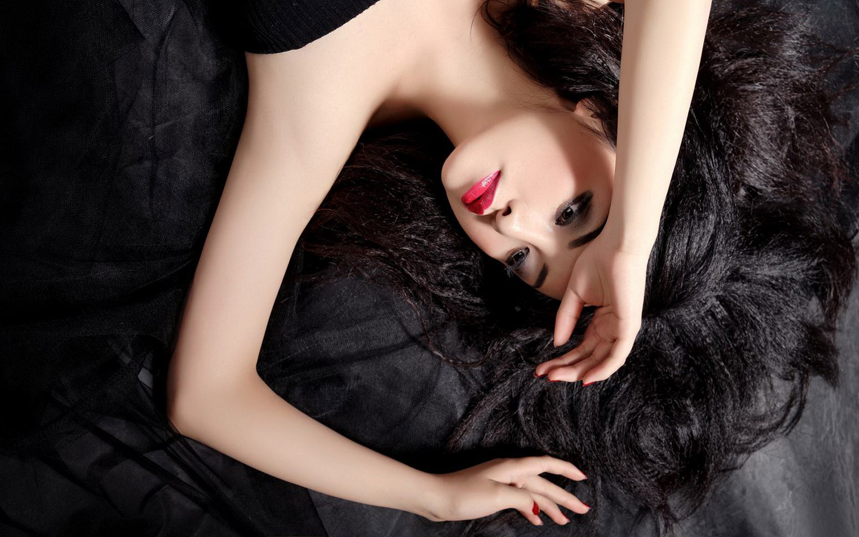 美女黑色桌面壁纸
