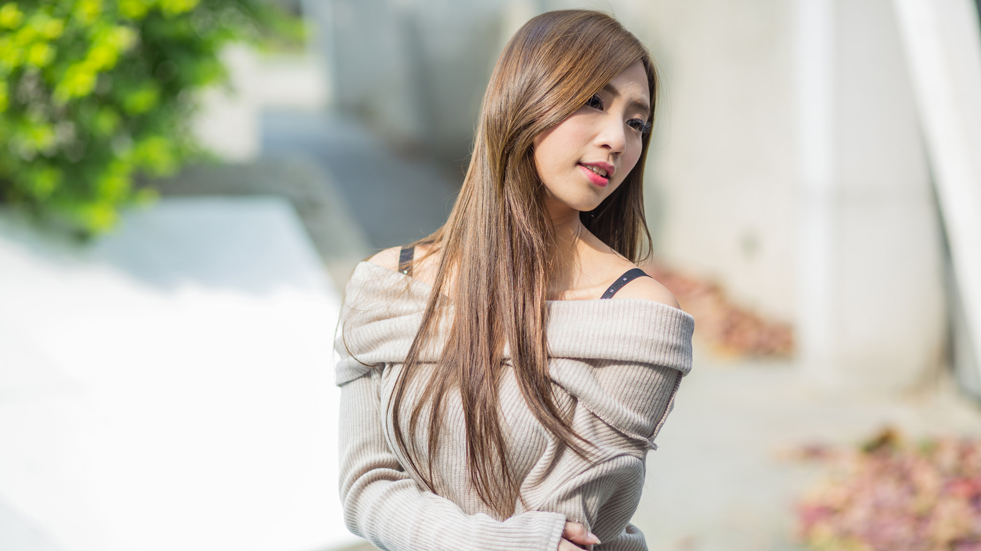 长发露肩美女精选壁纸，免费电脑桌面背景下载