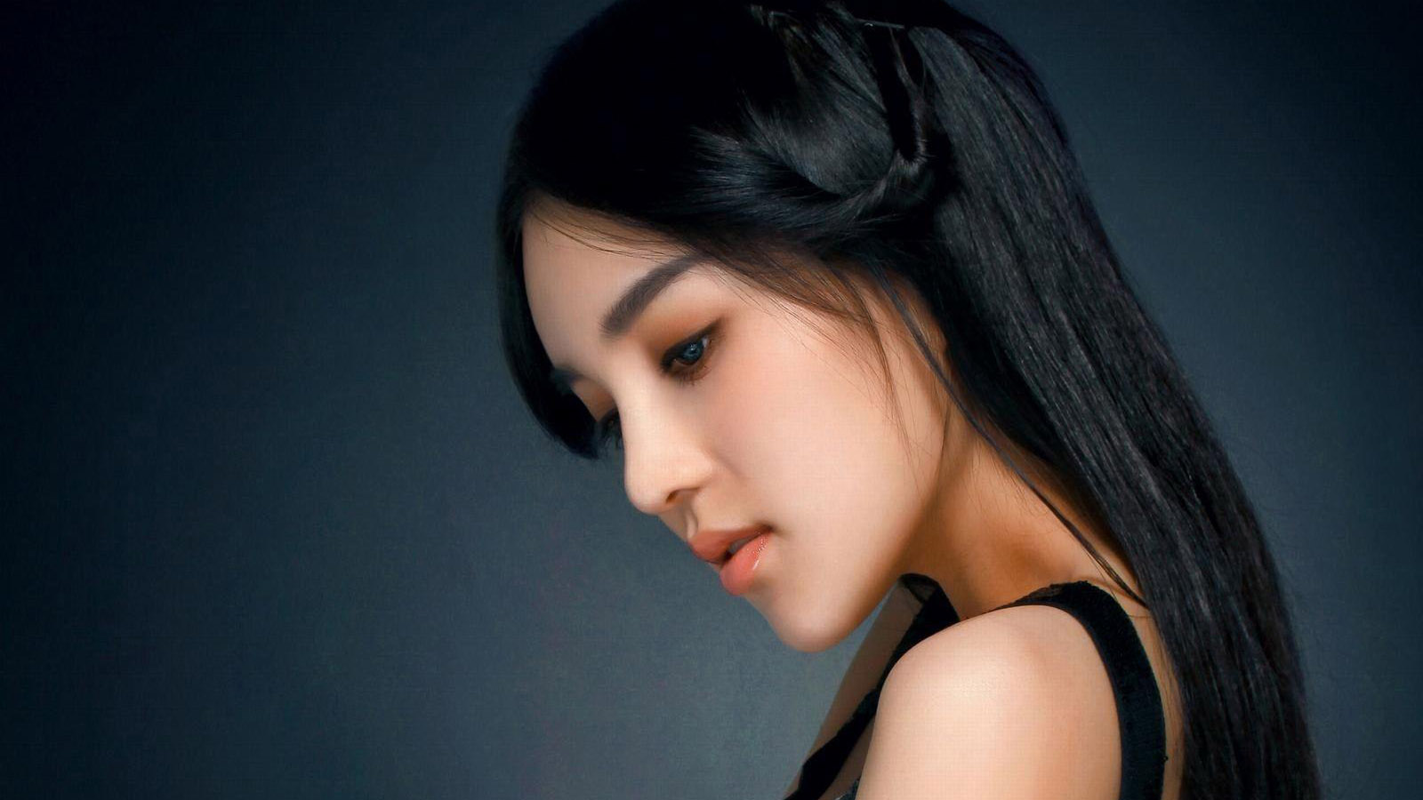 清纯美女电脑壁纸，免费下载高清桌面背景图片