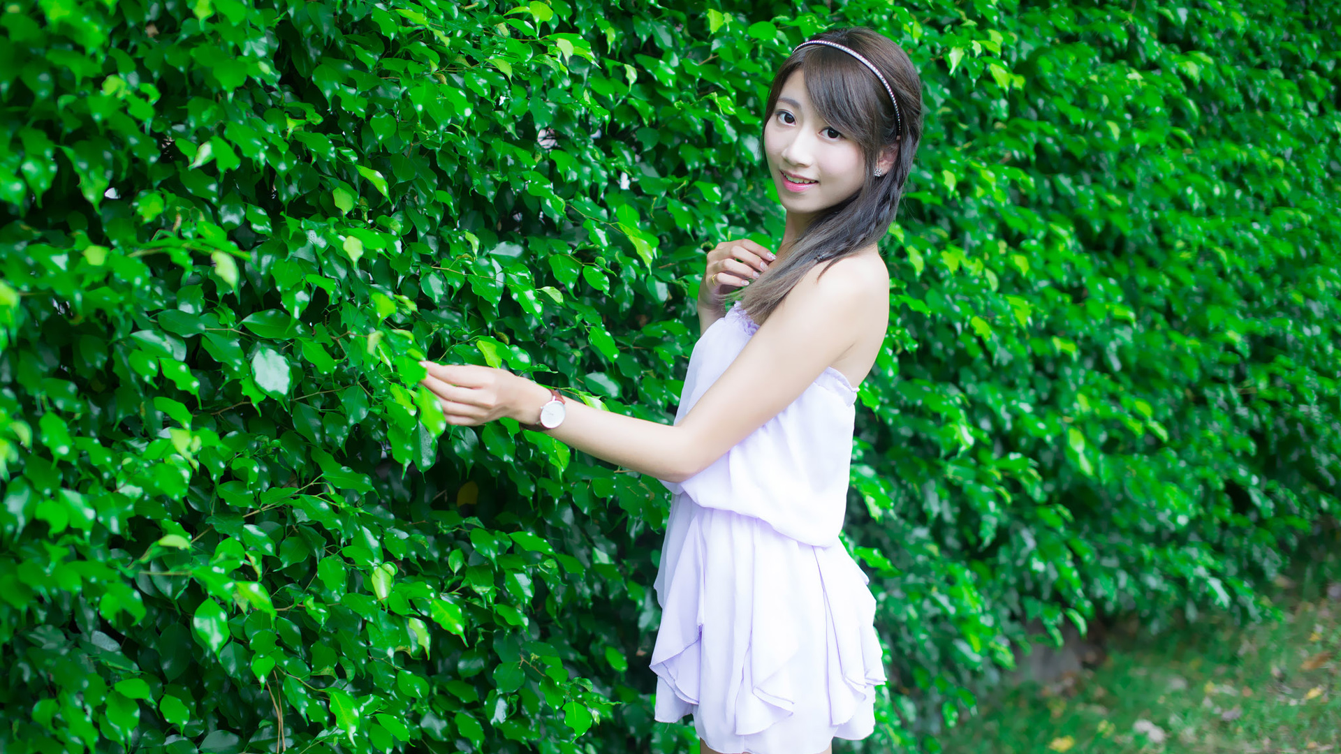 邻家女神张嘉庭，清新绿色植物相伴，绝美桌面壁纸免费下载