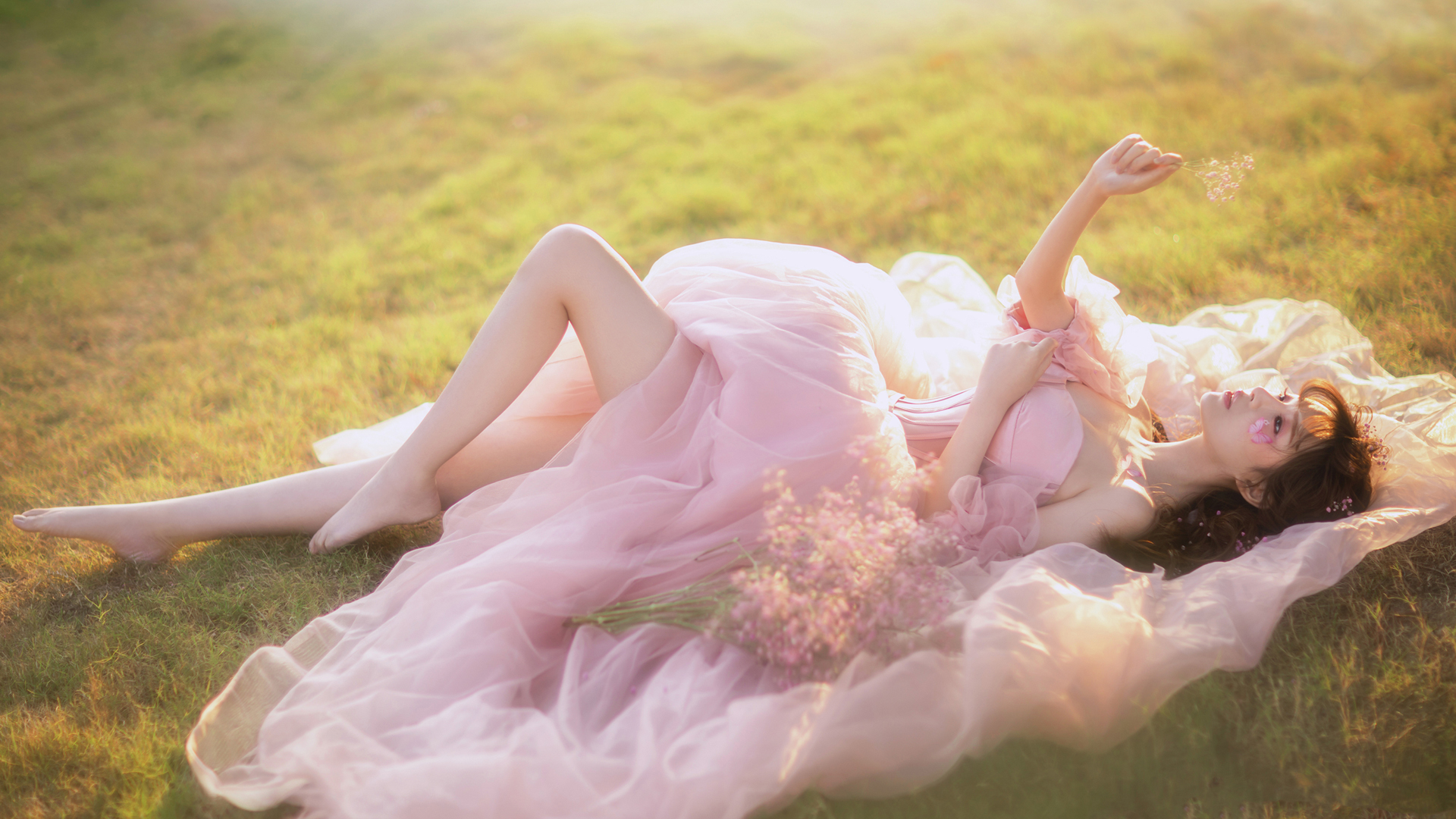 草地婚纱美女，唯美纱裙鲜花相伴，高清摄影壁纸免费下载