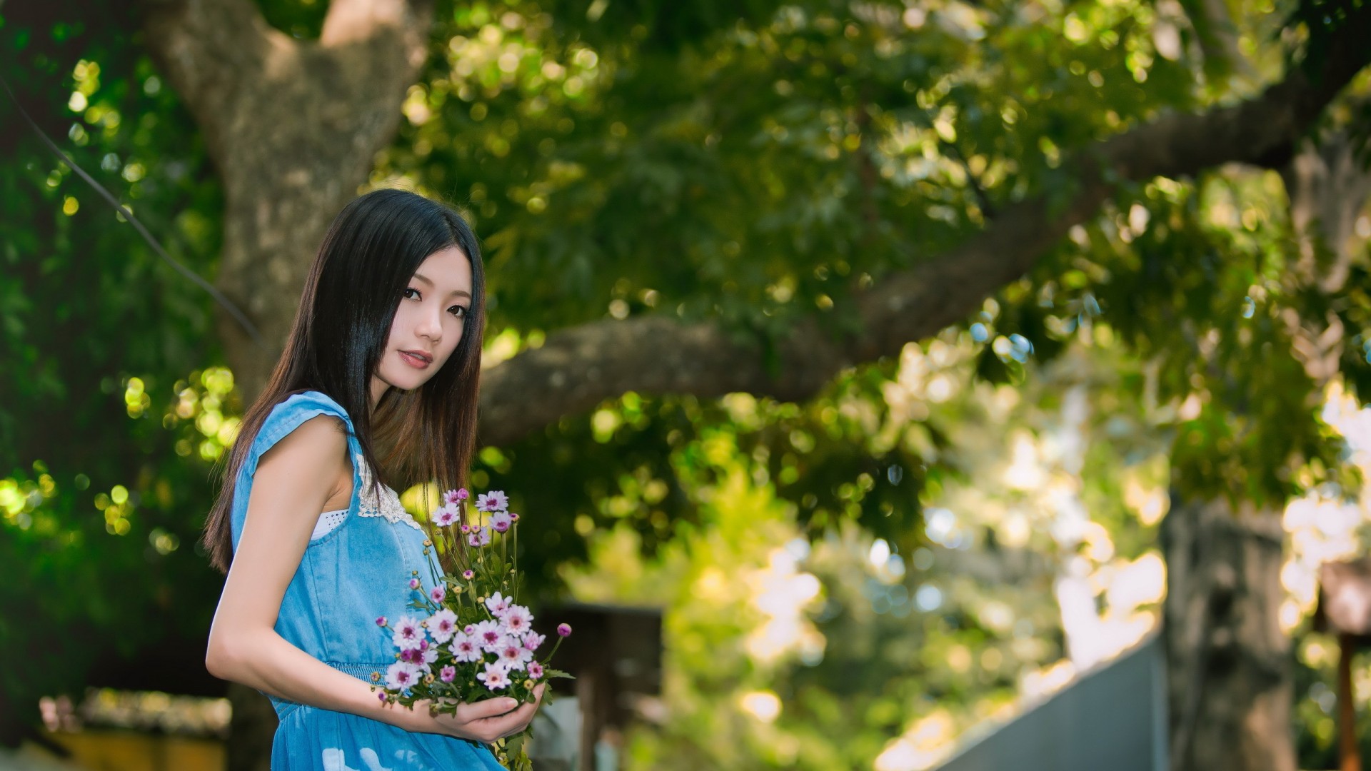 清纯女孩与蓝色小裙，花影绿意中的小清新护眼壁纸，免费下载！