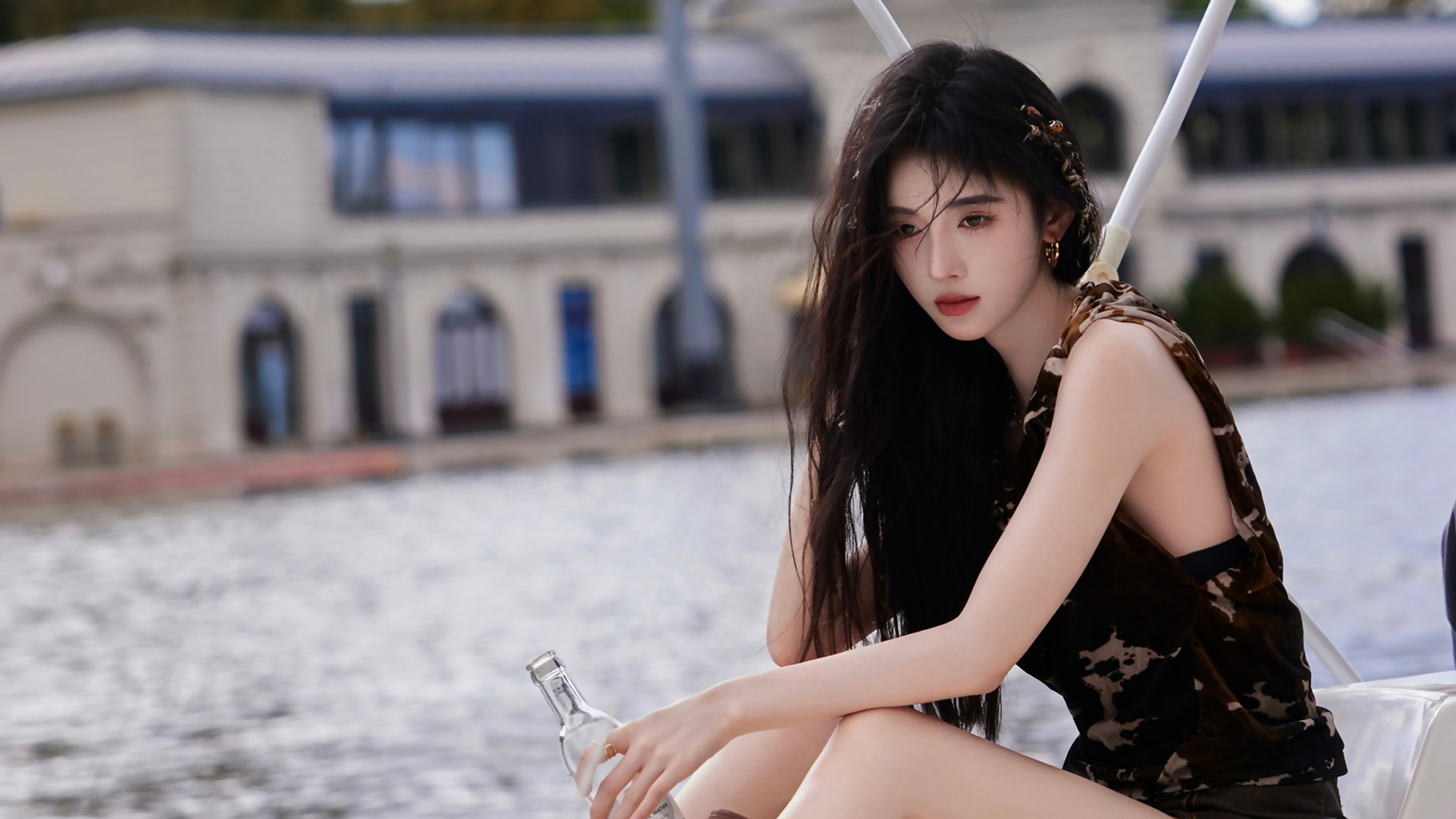 鞠婧祎侧颜长发美女桌面壁纸，高清免费下载，打造唯美电脑背景