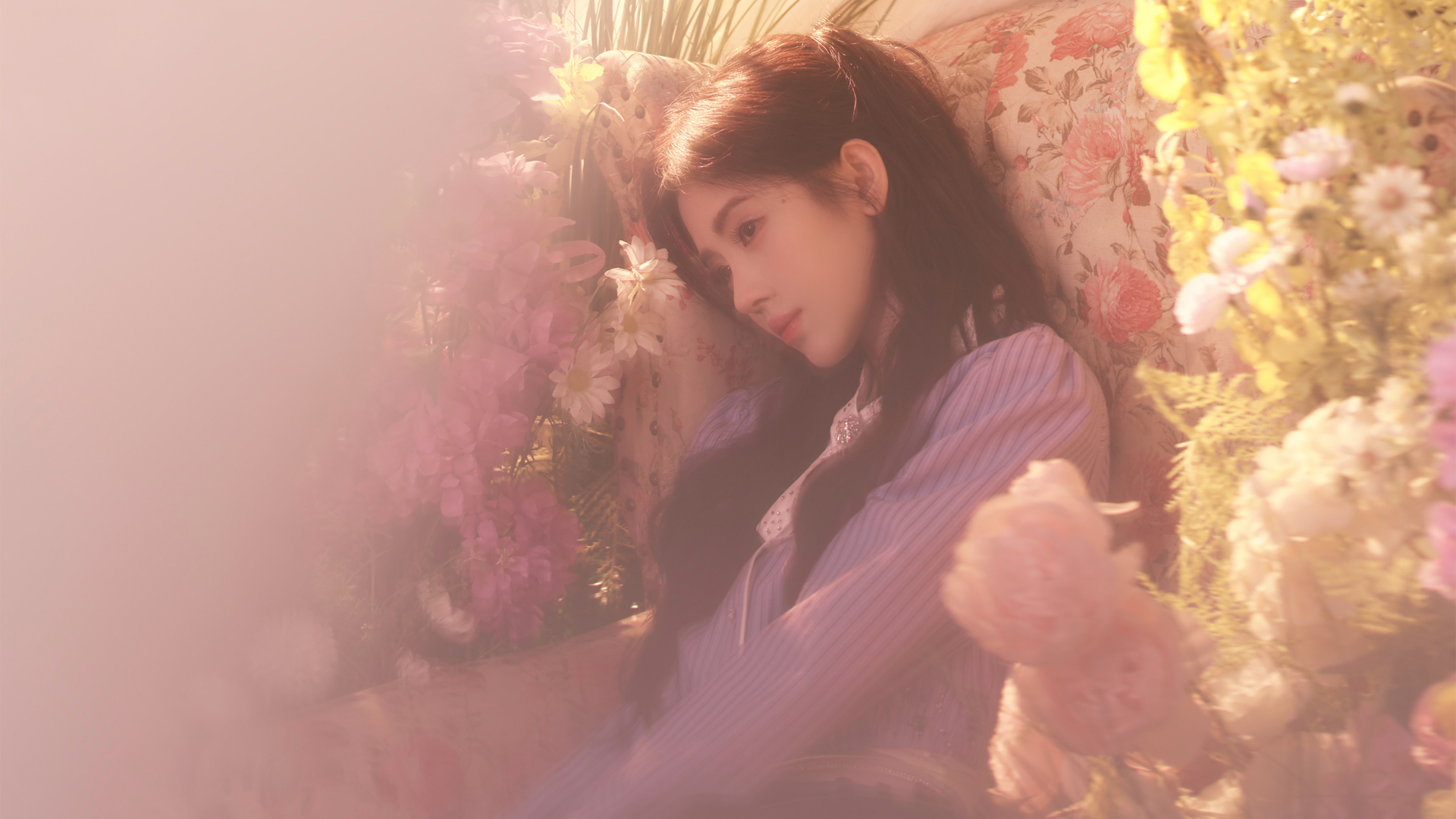 鞠婧祎唯美鲜花主题桌面壁纸，高清美女电脑背景免费下载