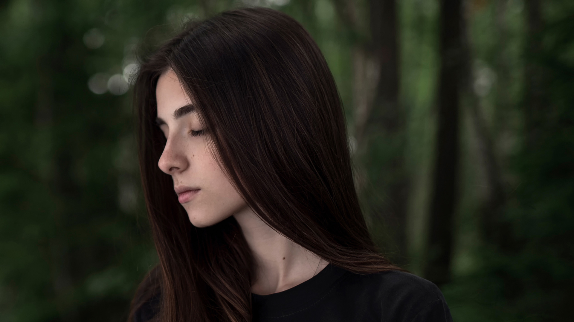 美女闭眼写真，黑色秀发与黑衣交织，心情尽显，免费高清电脑壁纸下载