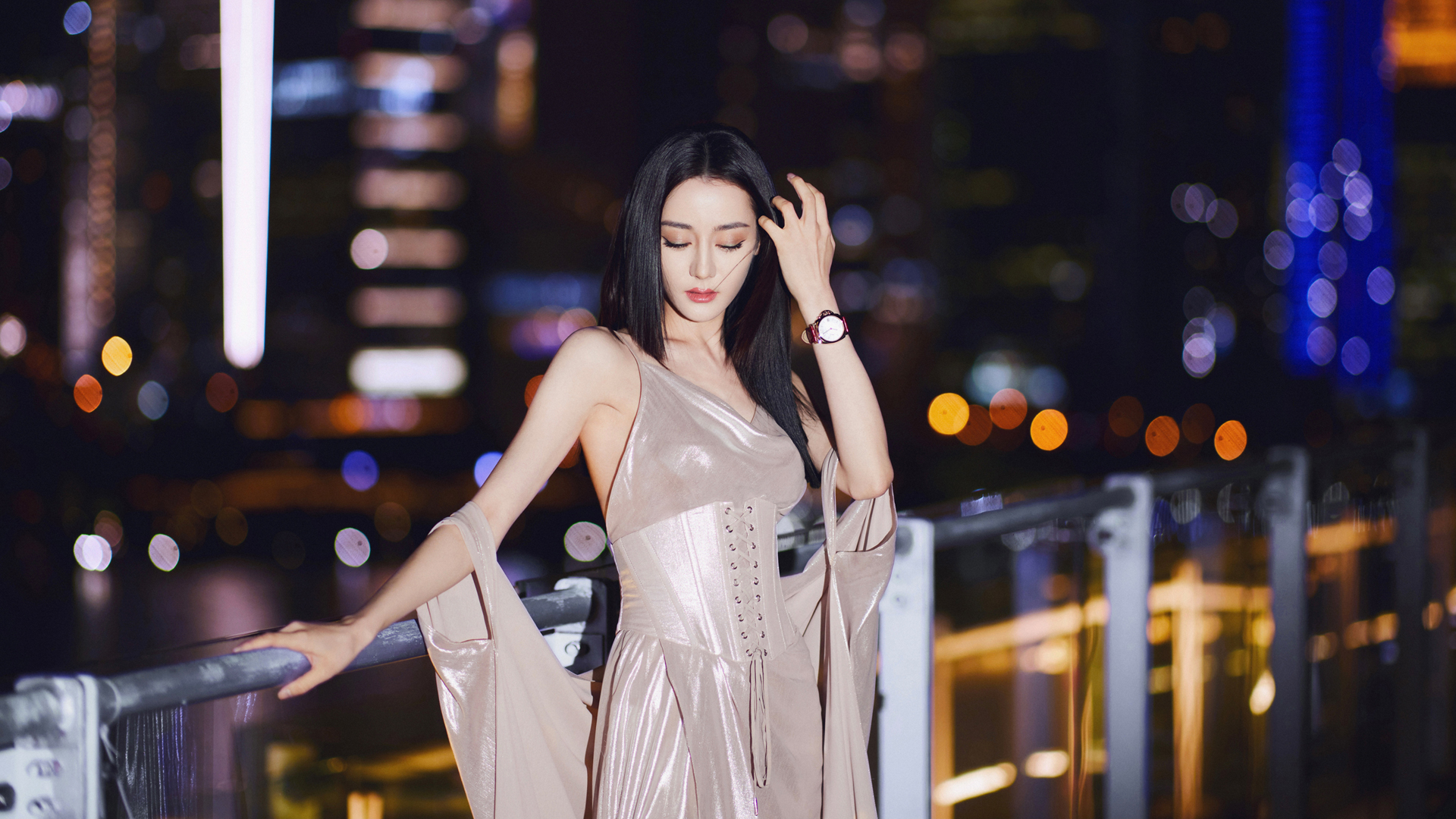 迪丽热巴，香槟色未来感长裙惊艳亮相，高清美女壁纸免费下载