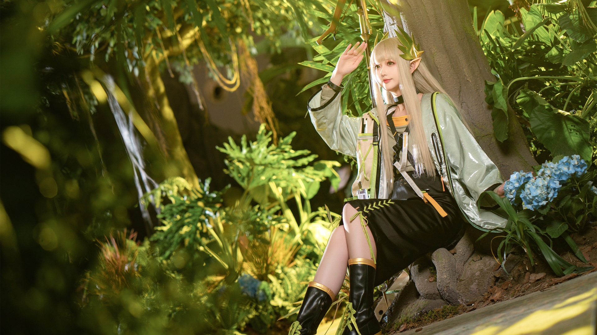 Cosplay美女，兽耳萌娘黑色裙装，清新树影下的绝美壁纸，免费下载装点你的桌面！