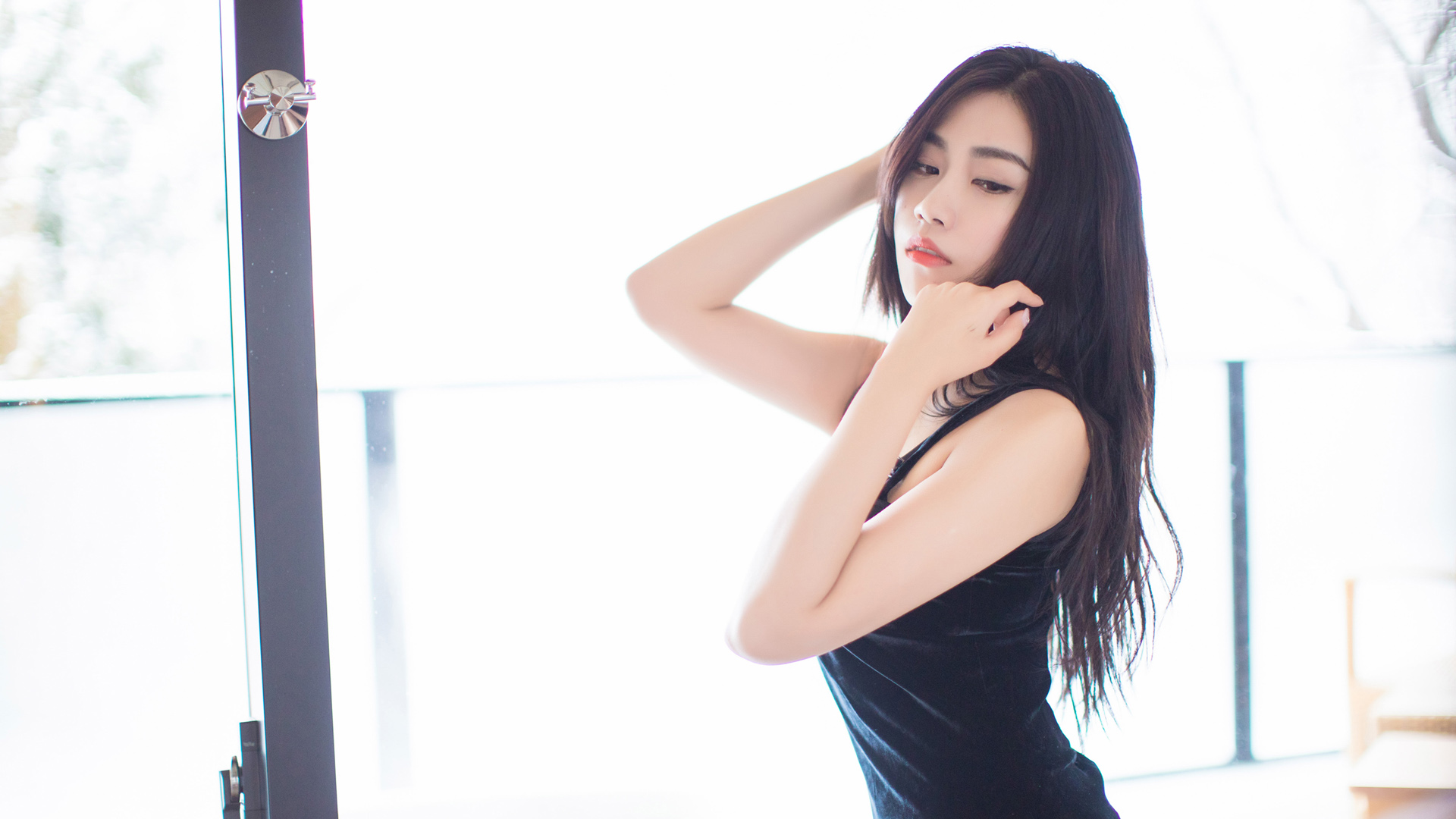 长发美女黑色连衣裙许诺壁纸，免费电脑壁纸高清下载