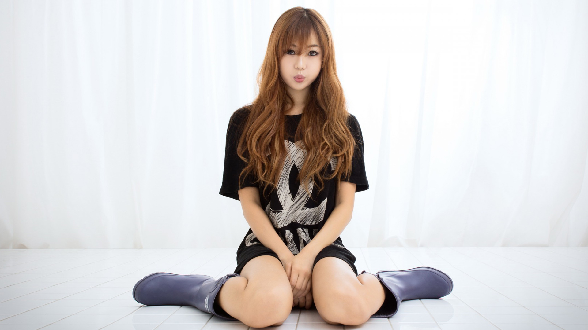 女孩可爱小萝莉姿势精选，高清美女壁纸免费下载