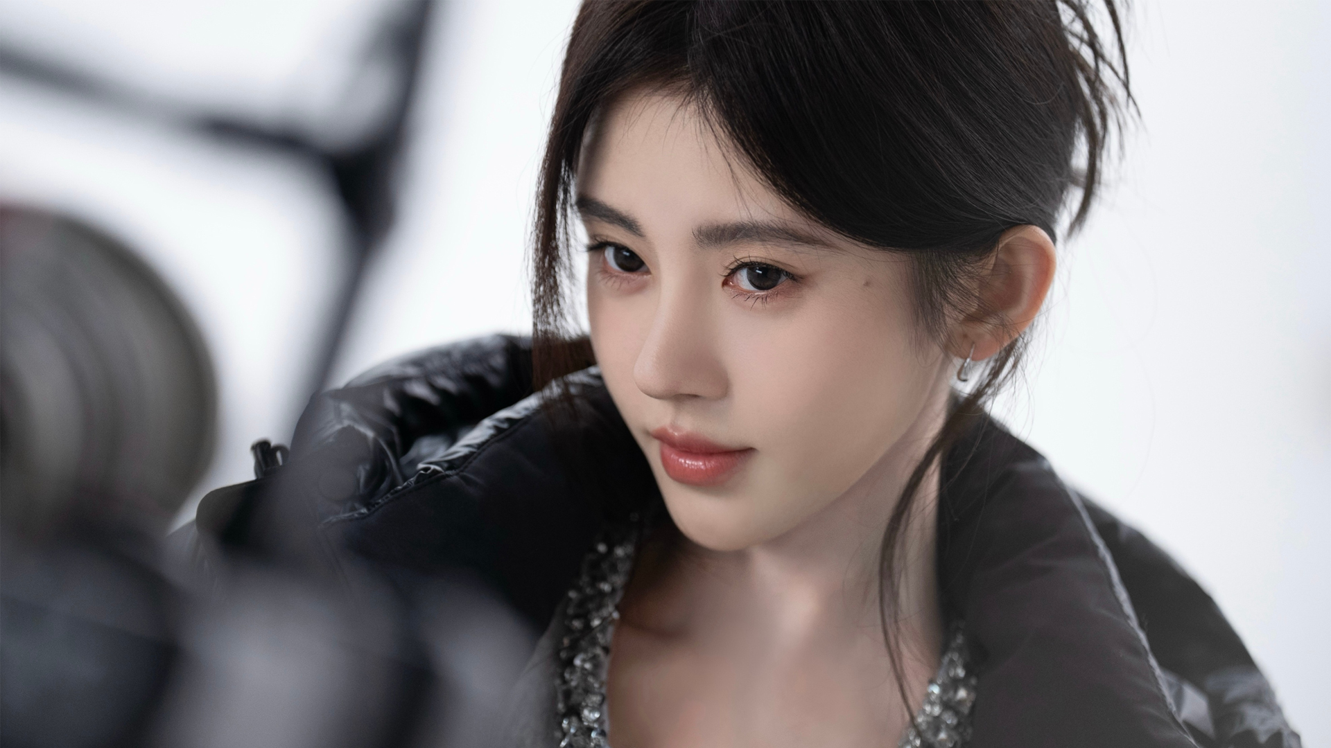 鞠婧祎黑色外套气质壁纸，高清美女电脑壁纸免费下载
