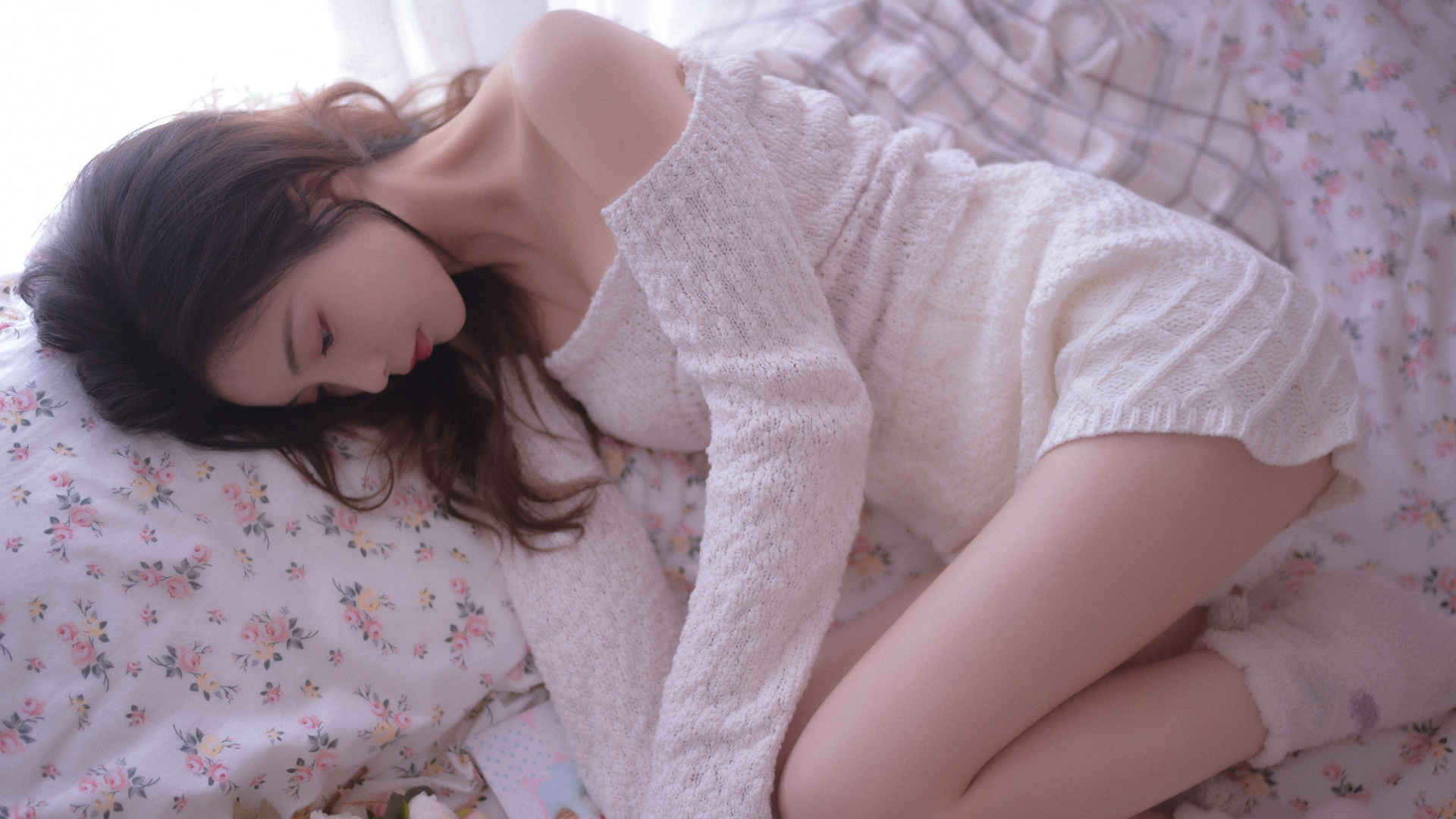 清纯居家风，白色毛衣与碎花被子的美女壁纸，免费电脑壁纸下载