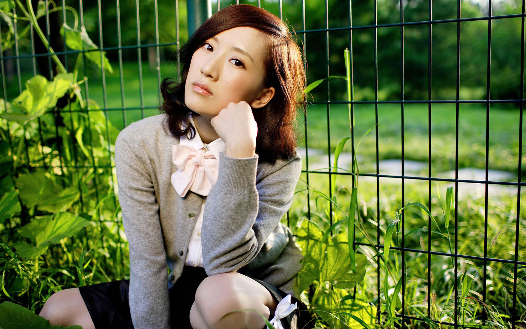 绿色美女风景桌面背景图片