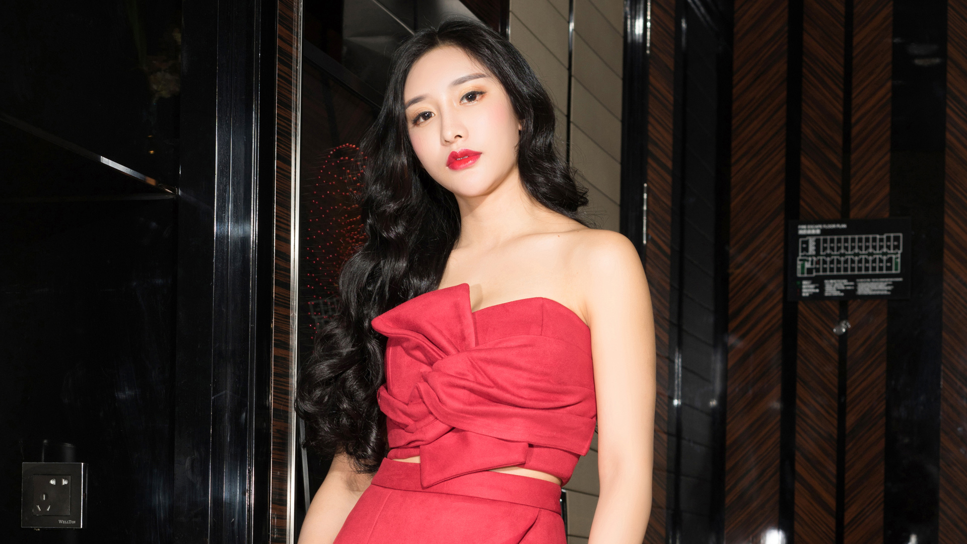 性感美女红色礼服壁纸，免费小西风格电脑壁纸下载