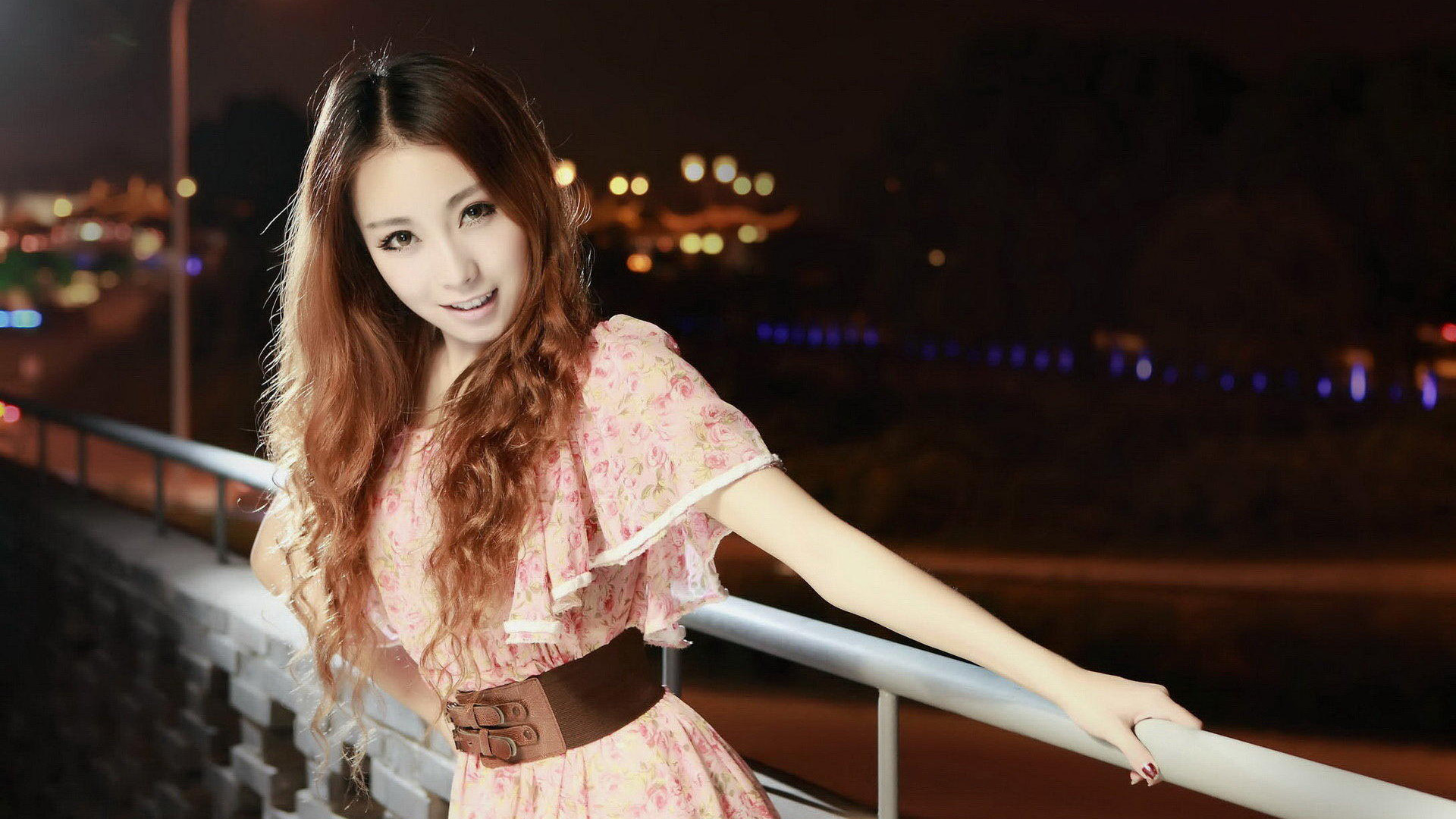 夜晚护栏倩影，漂亮美女桌面壁纸，免费下载电脑背景图
