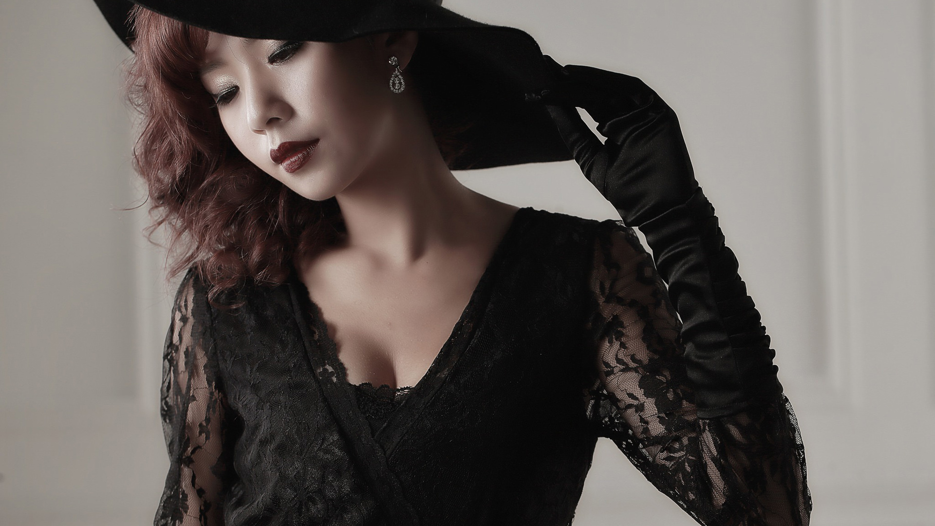 黑色服装、手套、帽子美女壁纸，免费高清电脑壁纸下载
