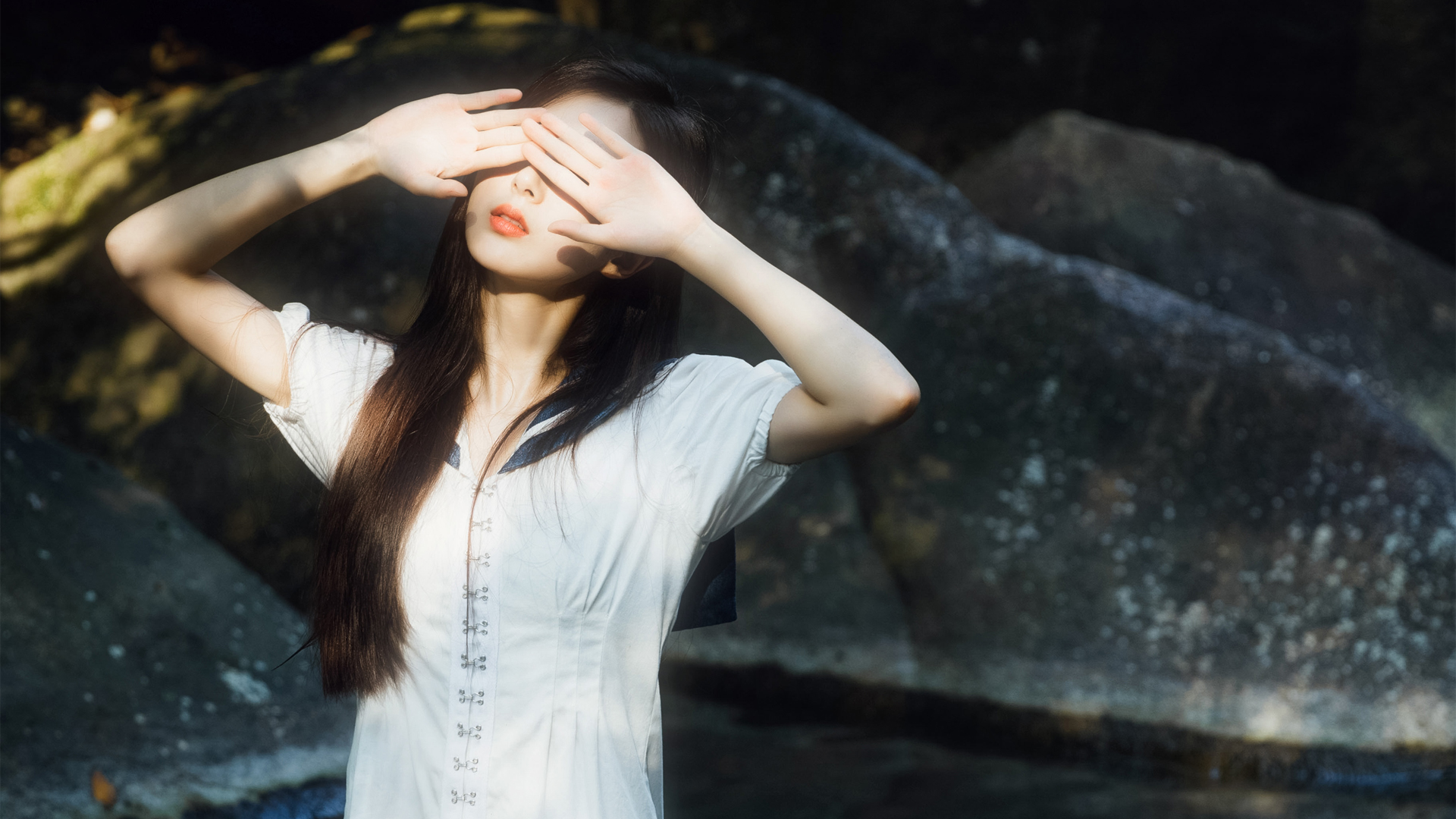 双手遮眼美女，精选唯美壁纸，免费下载装点你的电脑桌面