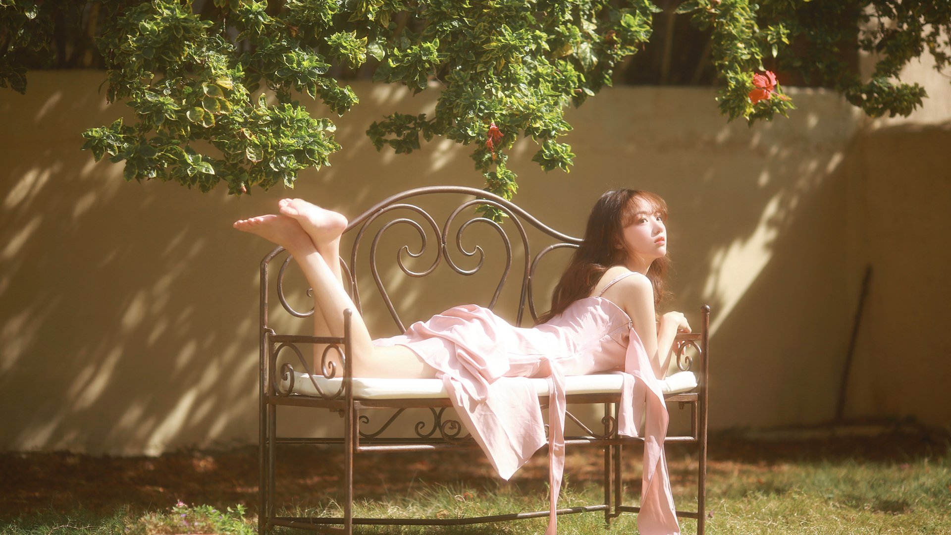 美丽花园中的清纯美女，粉色裙子映衬美腿，精选壁纸免费下载