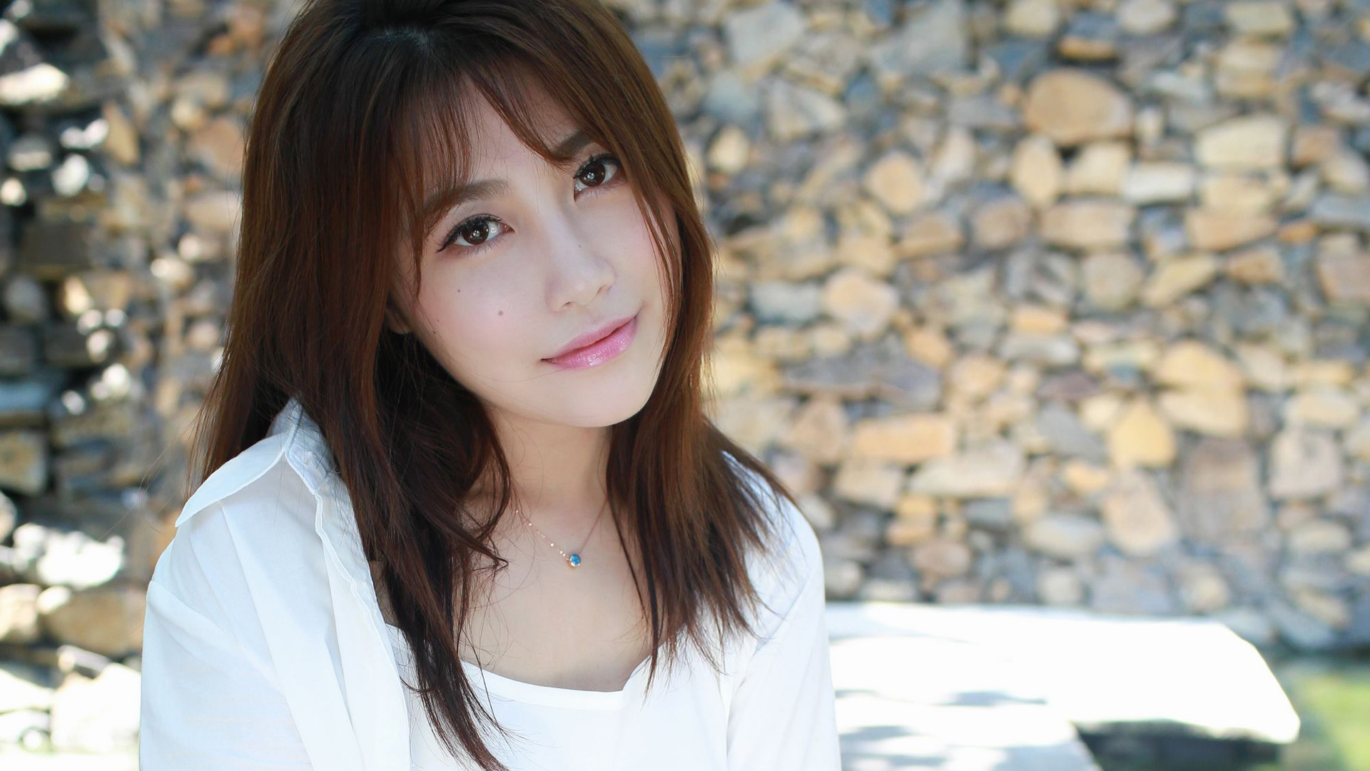 美女许诺Sabrina白色上衣动人的眼睛电脑壁纸