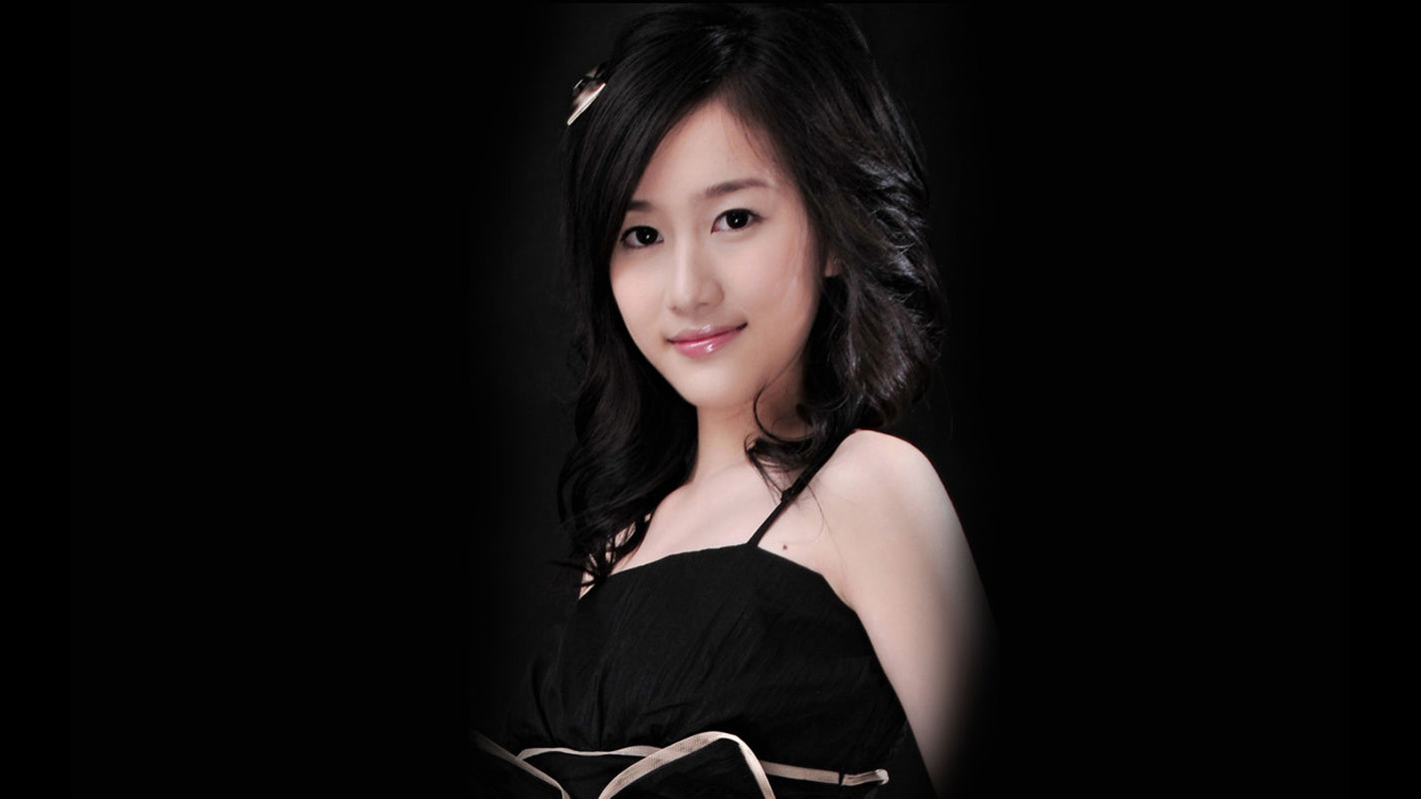 黑底美女壁纸，免费电脑壁纸高清下载
