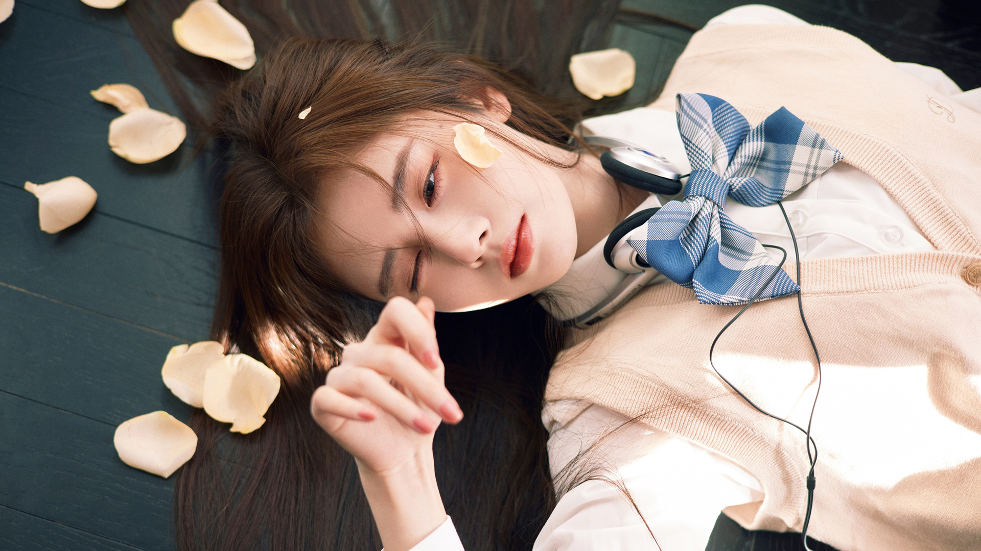 鞠婧祎花瓣美女壁纸，免费高清电脑壁纸下载