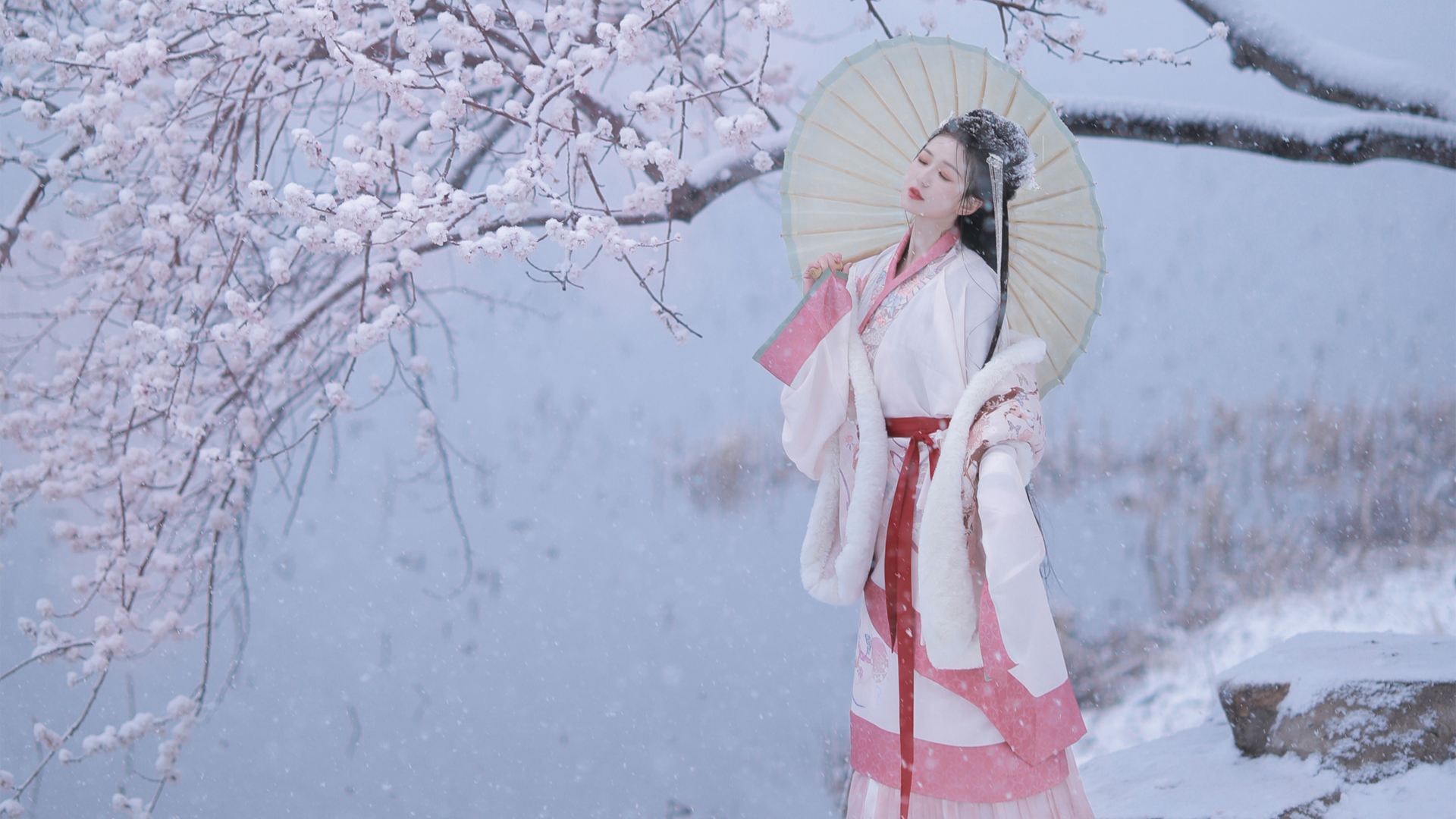 唯美古风意境，冬天雪下梅花舞，古装美女撑伞景，免费壁纸下载欣赏